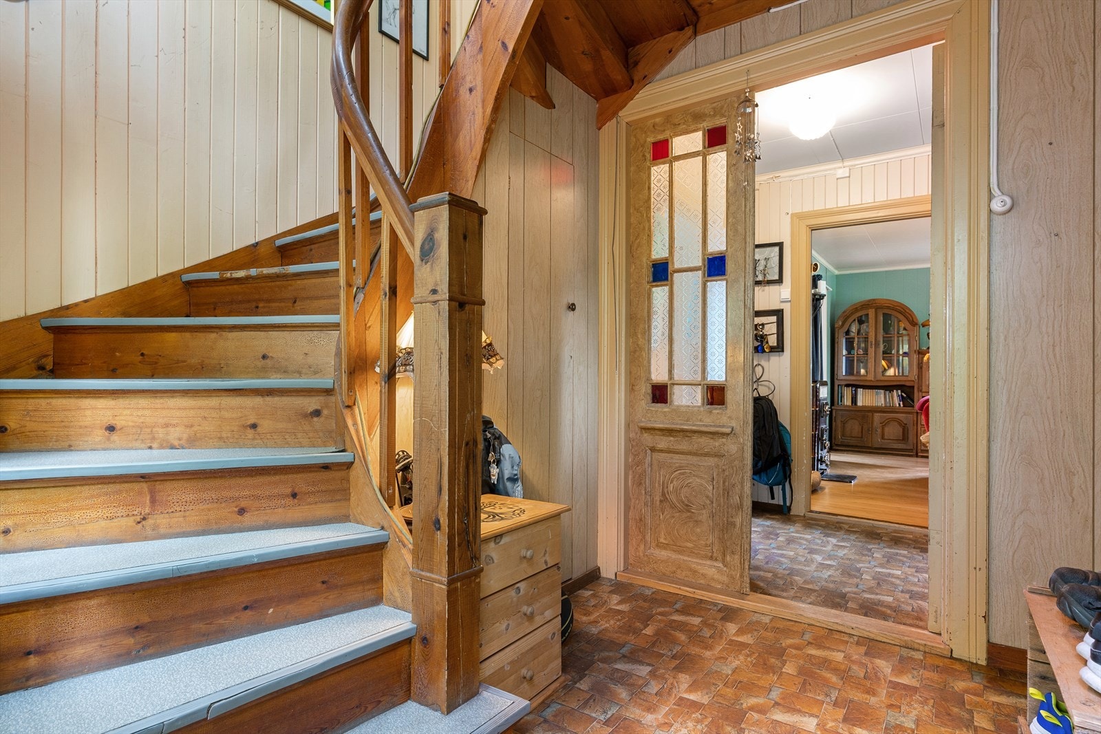 Entré med blant annet lagringsplass under trappa. Galleribilde