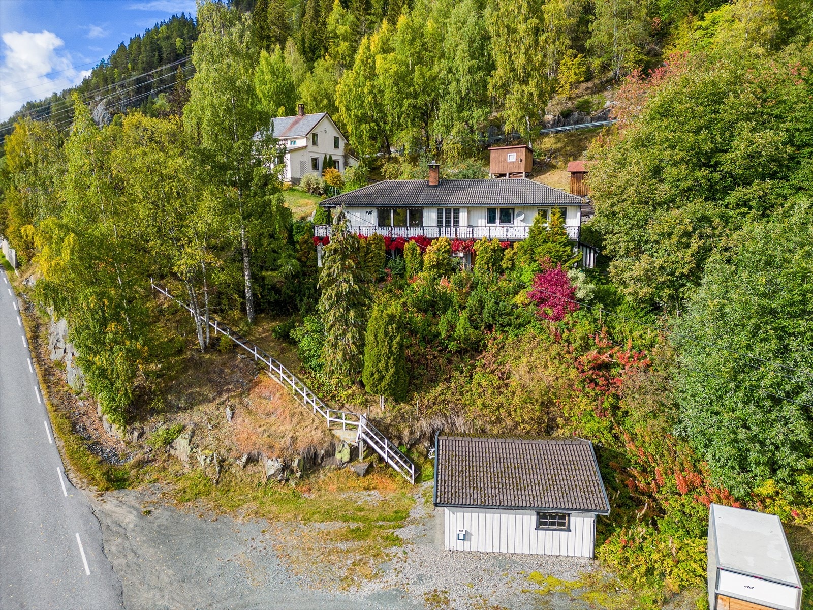 Rågrendvegen 91 består av enebolig, garasje samt tre eldre bygg brukt som lager. Galleribilde