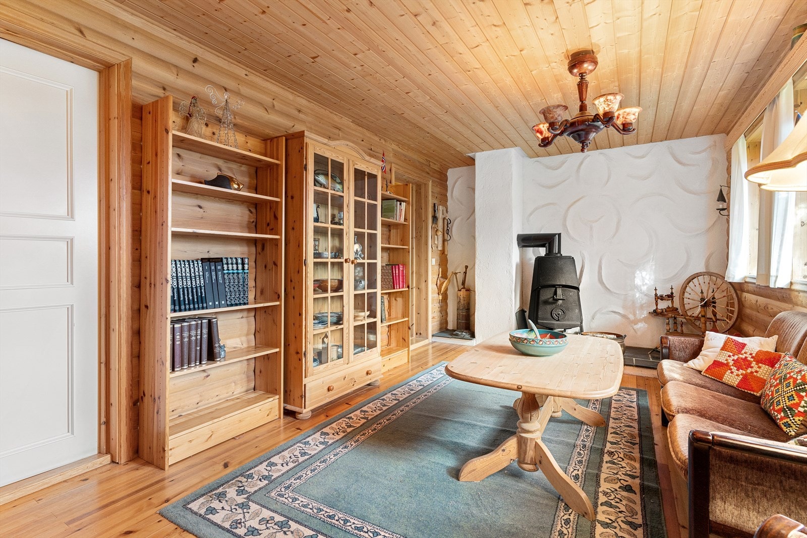 Innenfor kjellerstua er det et romslig rom som kan brukes som for eksempel et hobbyrom eller som bod. Galleribilde