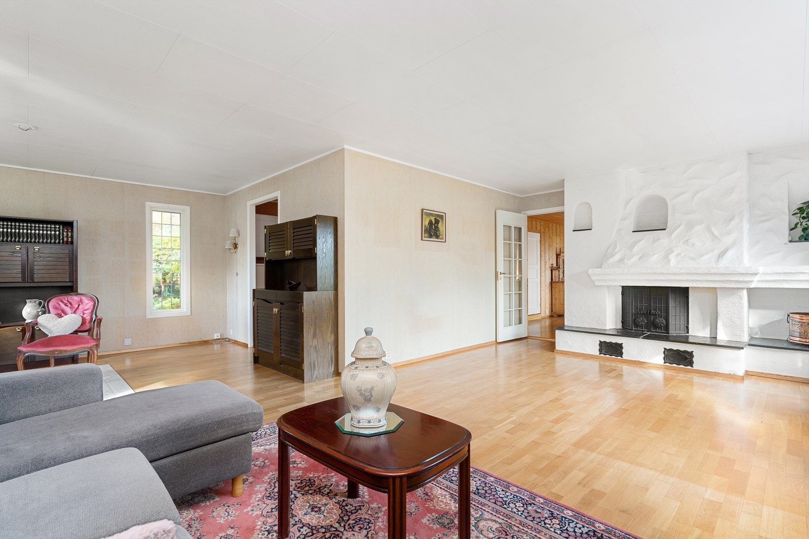 I stua er det plass til både sofagruppe og spisestuemøblement. Galleribilde