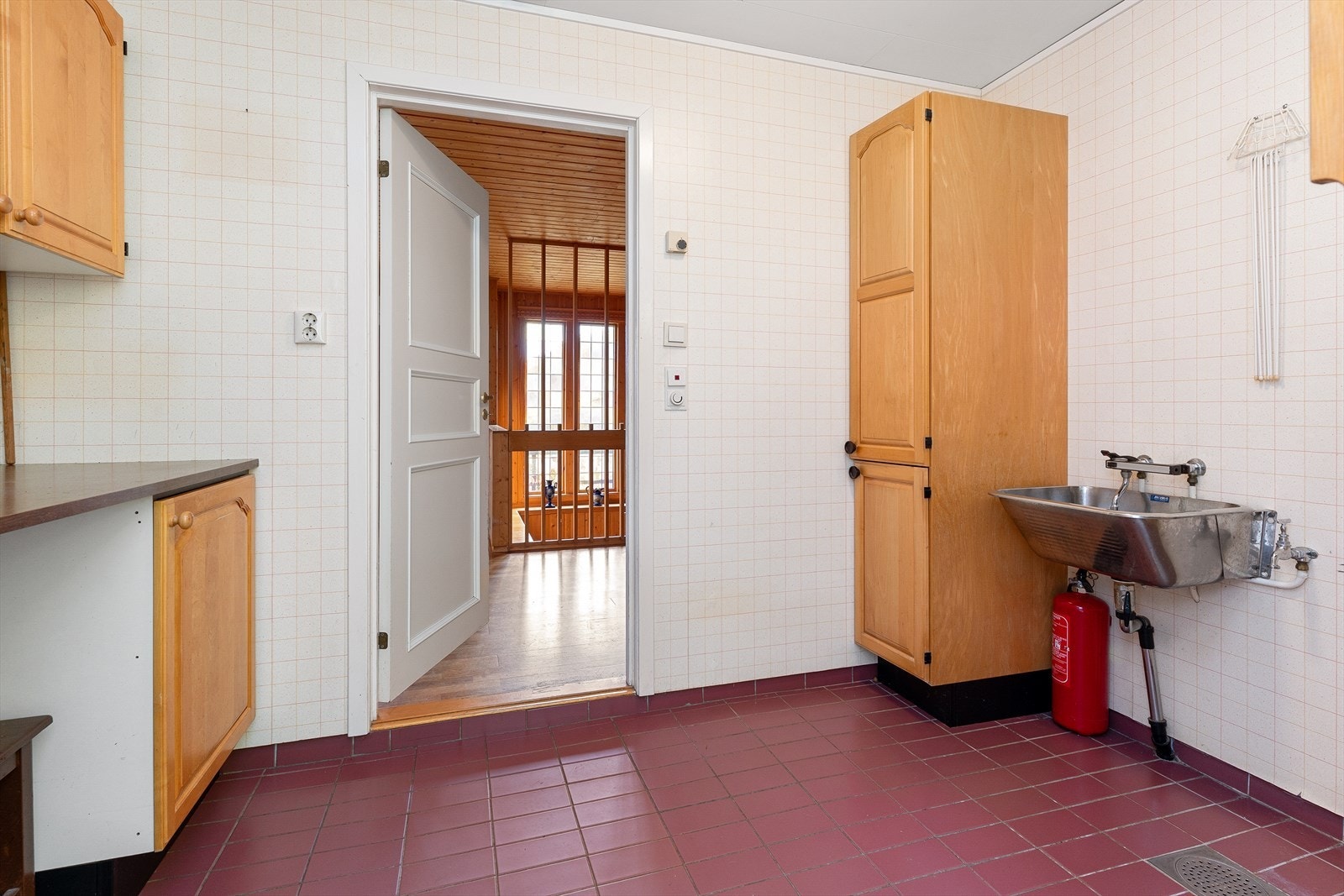 Vaskerommet er stort og inneholder benker og overskap, høyskap, opplegg til vaskemaskin og vegghengt stålkum. Det er også utgang til hagen fra vaskerommet. Galleribilde