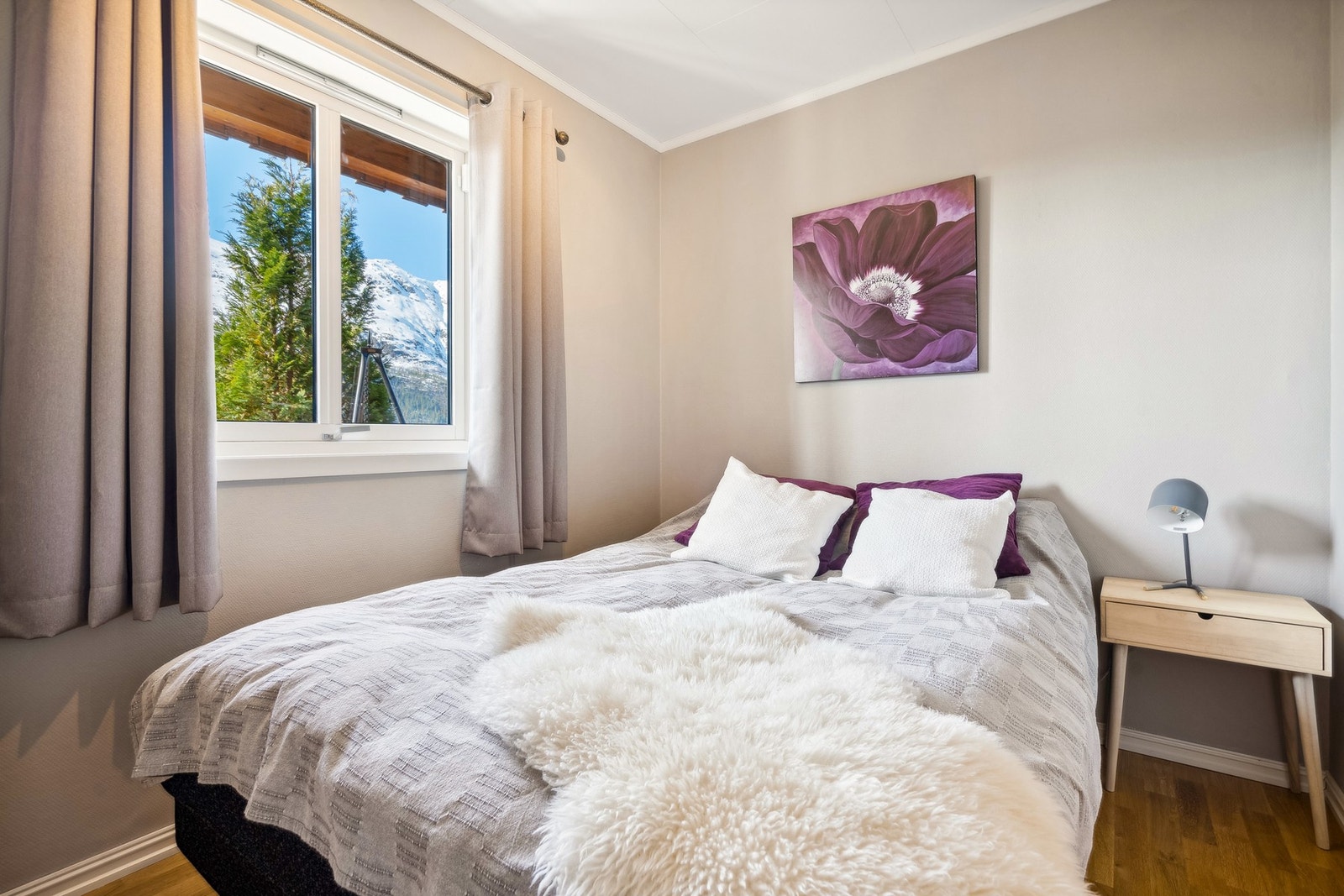 Huset benyttes i dag med inntil 5 soverom, hvorav 2 av disse ikke er omsøkt. 3 av disse er i sokkelen. Galleribilde