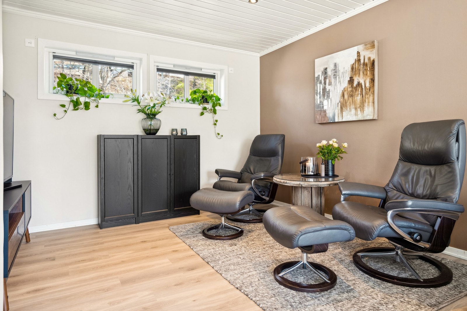 Gulvet er lagt med en lekker 3-stavs eikeparkett. Galleribilde