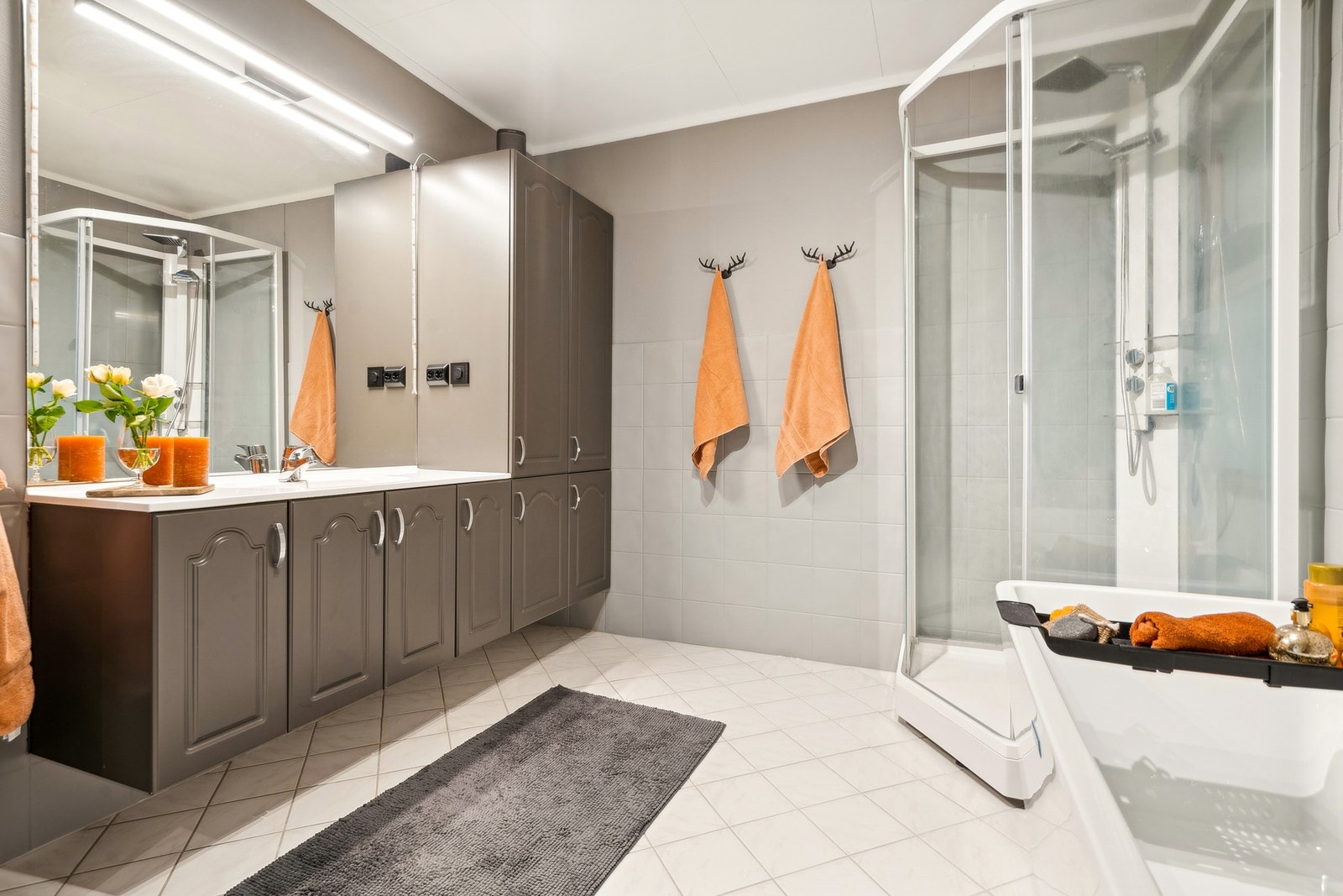 Badet innehar alle nødvendige fasiliteter for familien med både badekar og dusj. Galleribilde