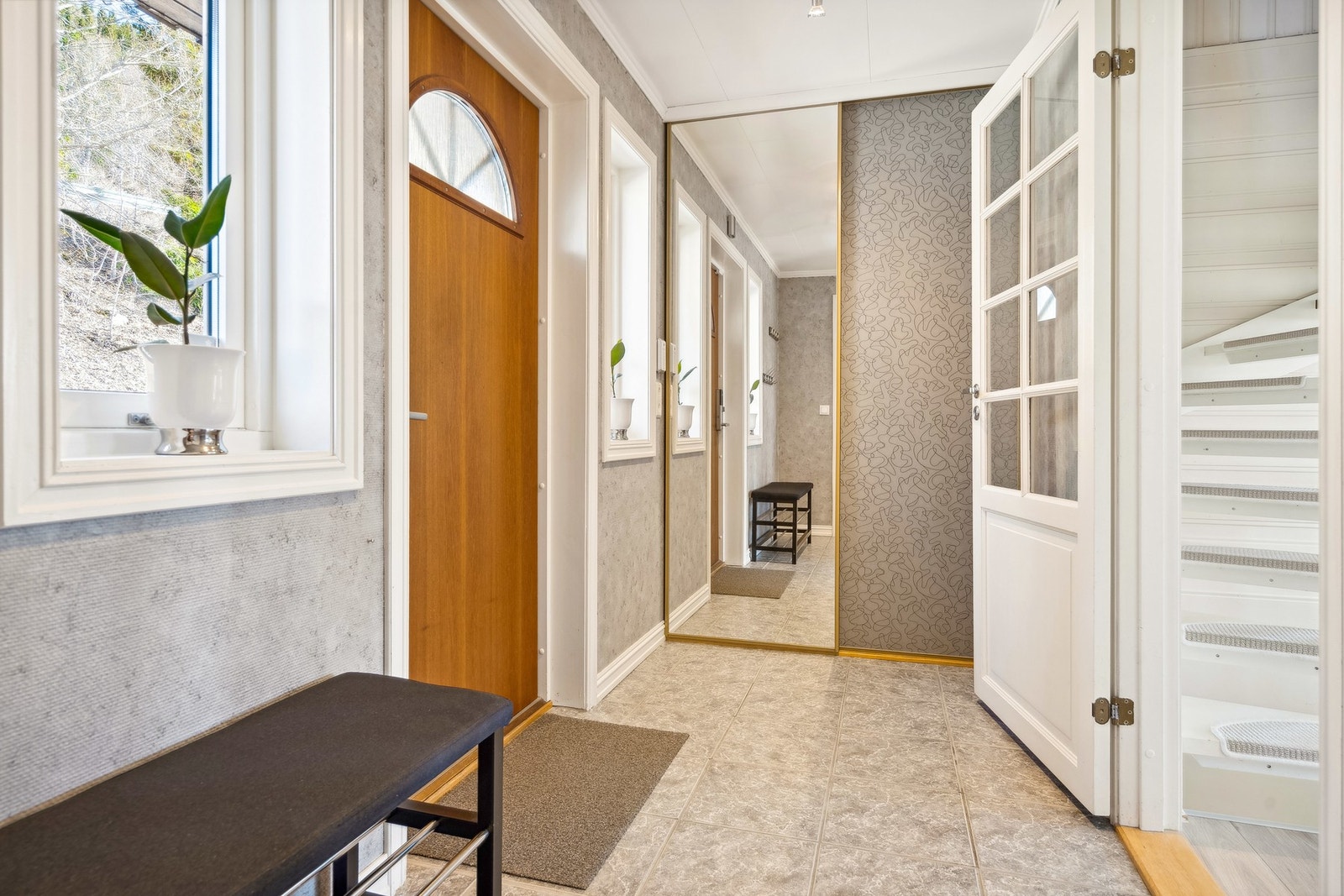 Boligens entré er flislagt med varmekabler i gulv og et garderobeskap. Galleribilde