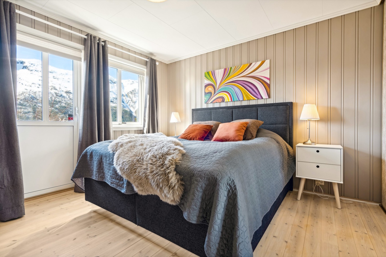 Hovedsoverommet har skyvedørsgarderobe, et lunt tregulv og utgang til fine uteplasser. Galleribilde