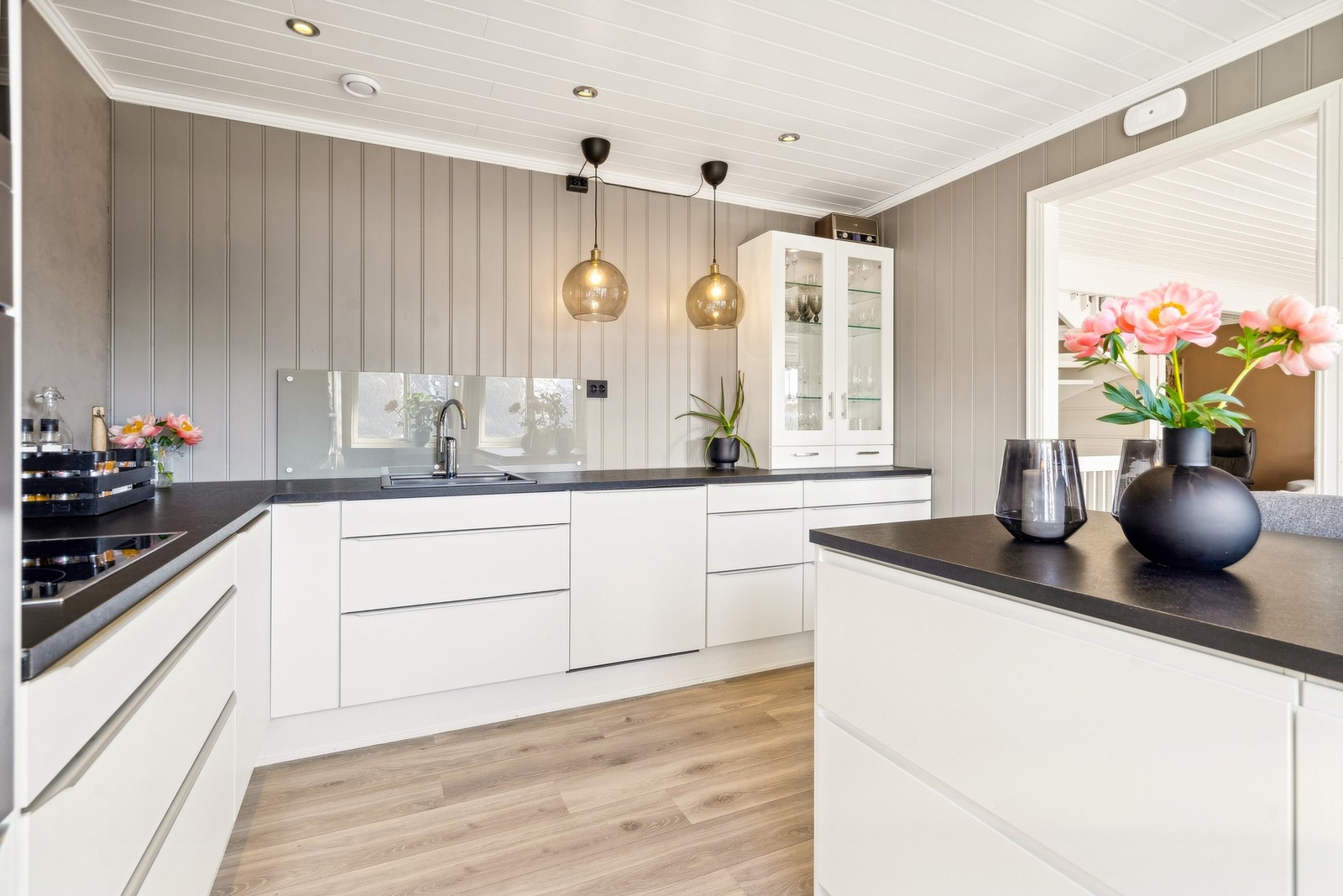 Hvitevarene som medfølger er en Miele komfyr og platetopp samt micro. Oppvaskmaskin fra Siemens. Galleribilde