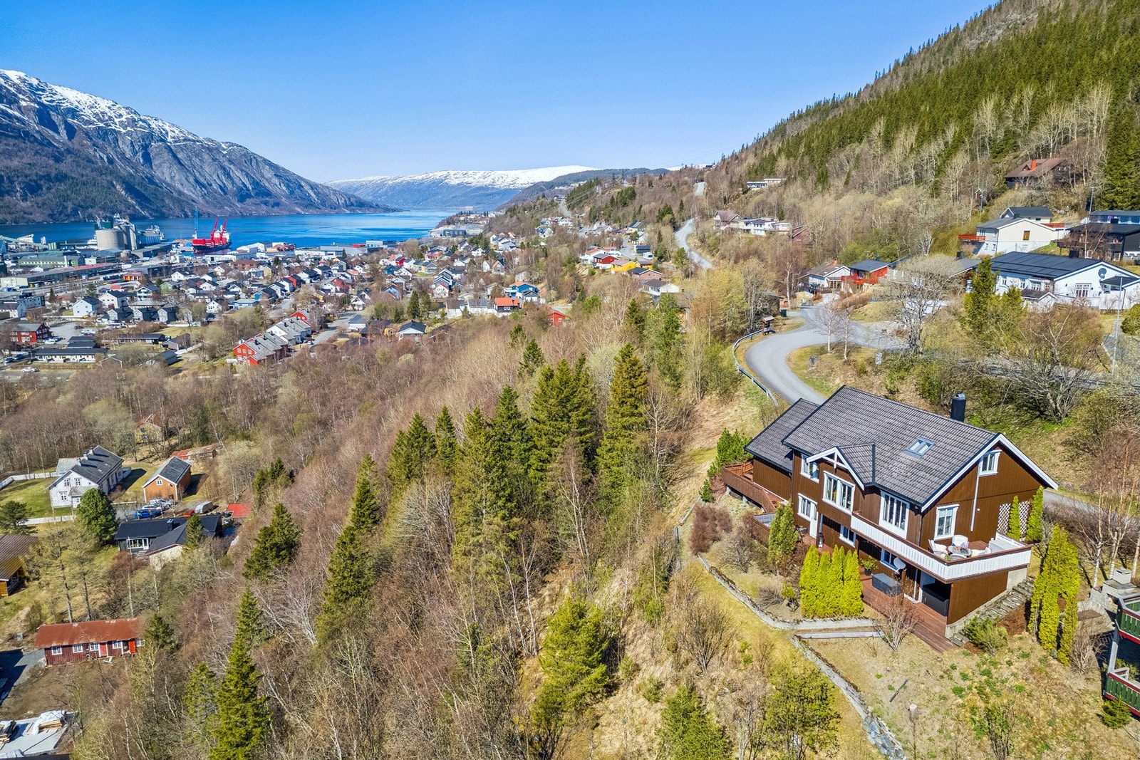 Boligen sokner til Mosjøen Barneskole. Barnehage er like i nærheten, nede på flata. Galleribilde