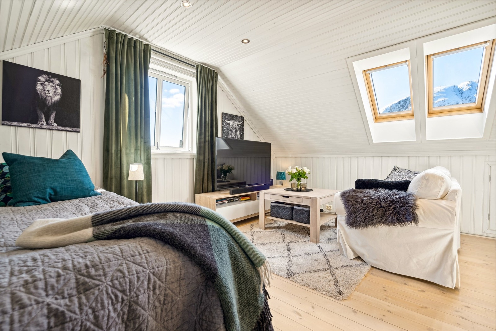 På loftet finner du en romslig stue. Galleribilde