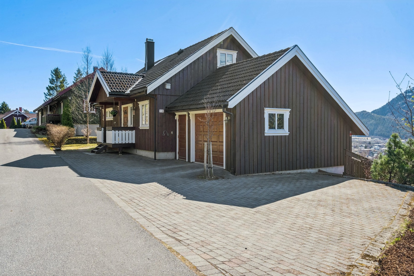 Bolig og garasje ble oppført rundt 1997 og har siden da blitt godt vedlikeholdt. Galleribilde