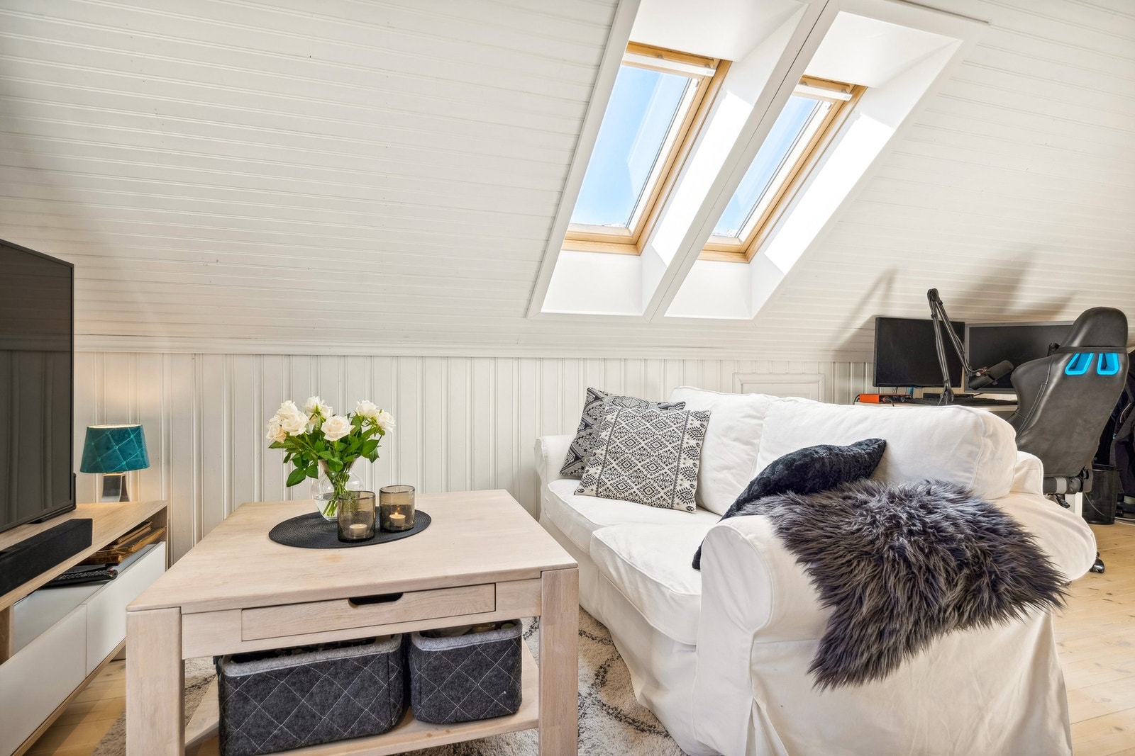 Her er det gode lysforhold med flere vinduer og downlights. Galleribilde