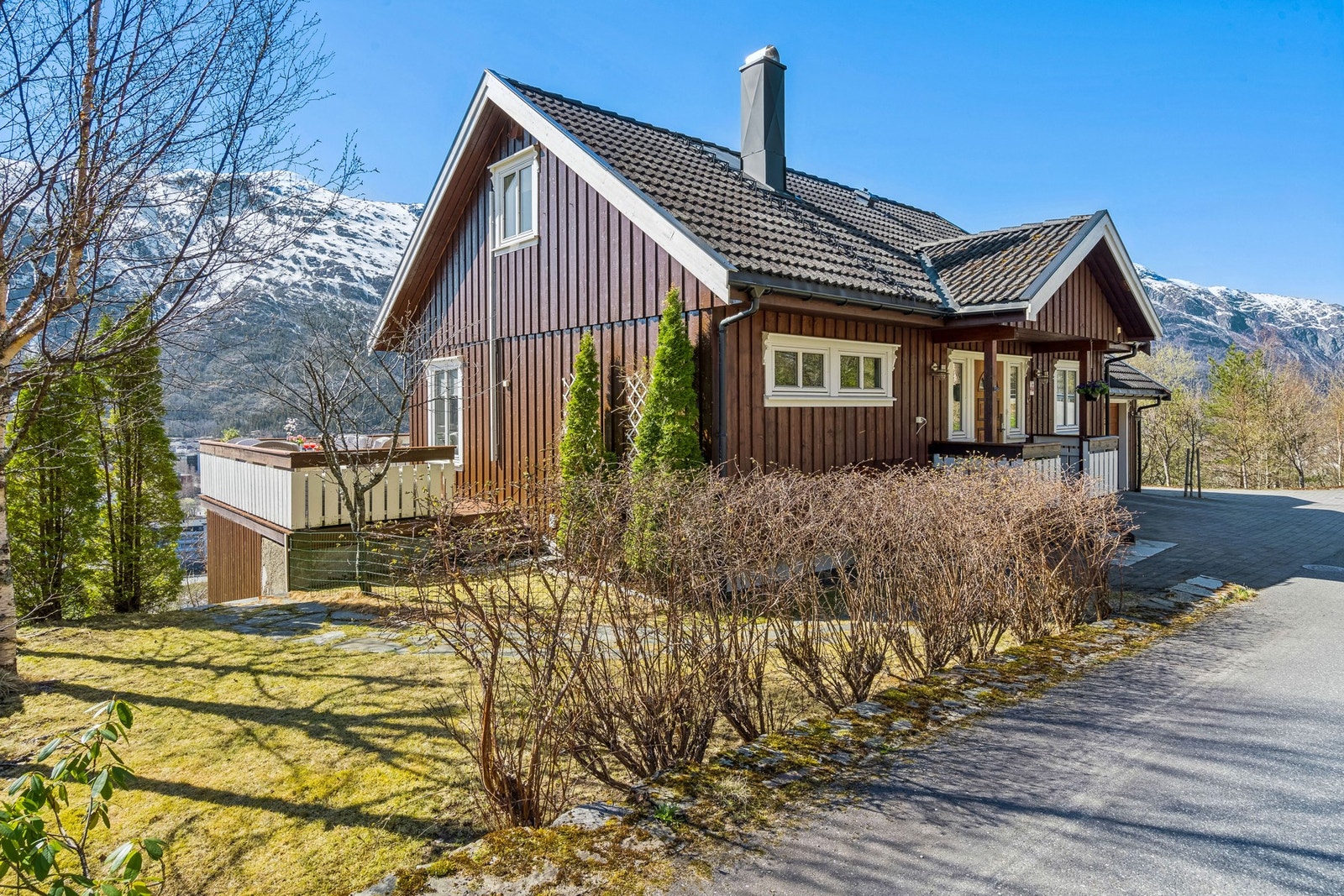 Boligen holder en gjennomgående pen og velholdt standard inn- og utvendig. Galleribilde
