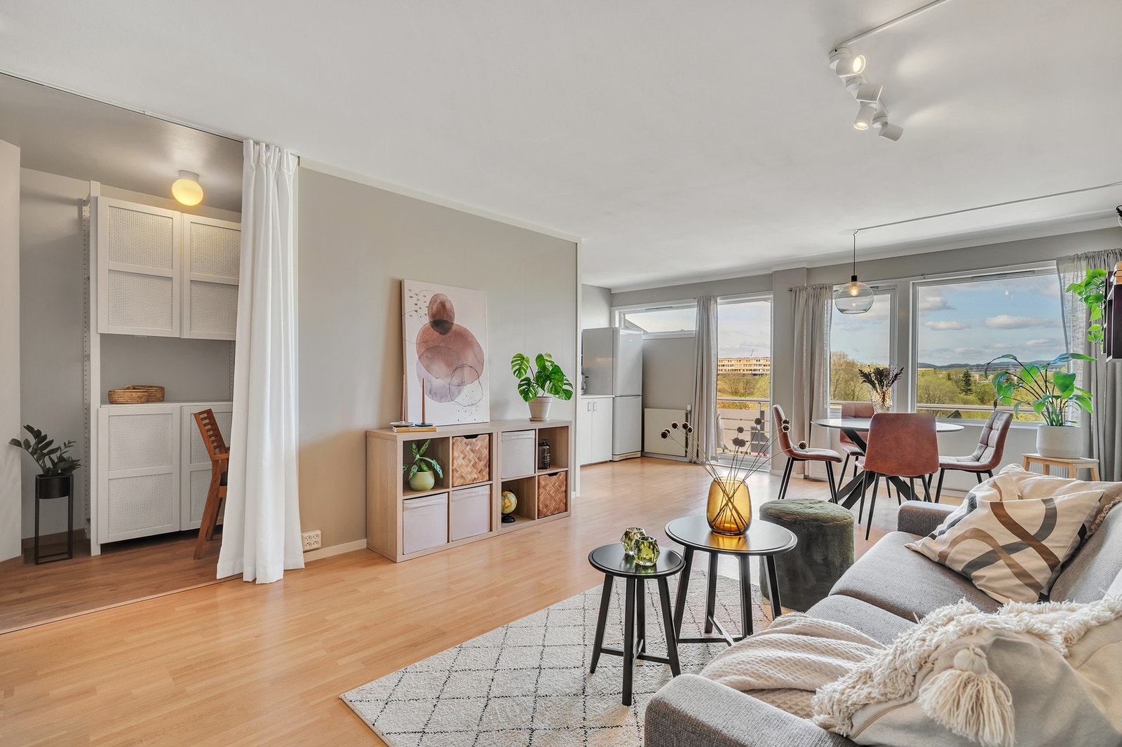 Delvis åpen stue-/kjøkkenløsning på 31,8m². Galleribilde