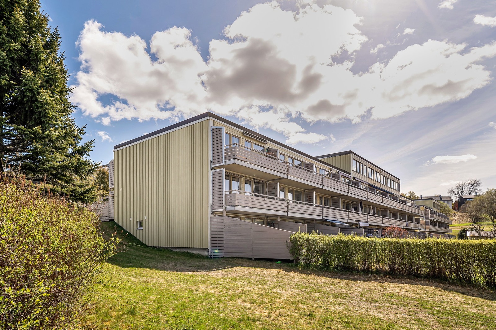 Dette er en romslig 2-roms på 55m². Beliggenheten ytterst i feltet sørger for minimalt med innsyn. Med en fin plassering i feltet i populære Risvollan Borettslag har man muligheten å skape sitt drømmehjem. Galleribilde