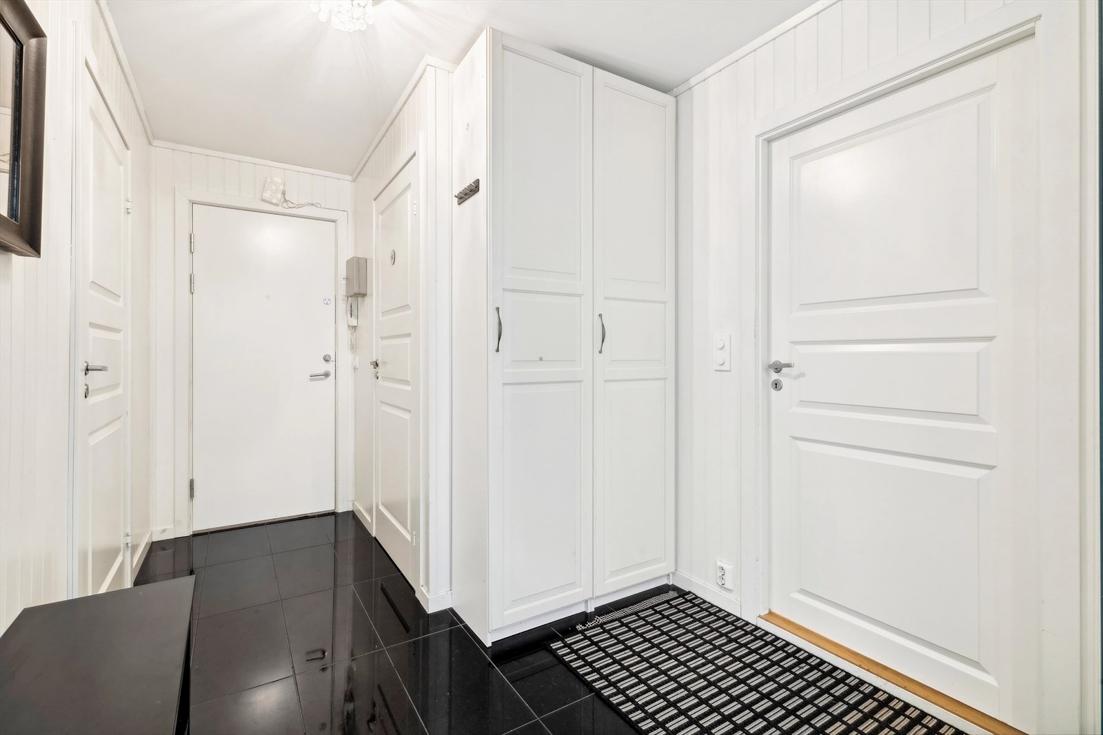 Velkommen inn! Du blir møtt ved en lys og hyggelig entré med plass til å henge fra seg yttertøyet. Galleribilde