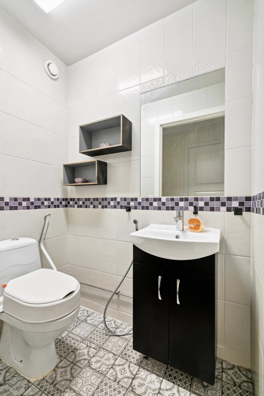 Leiligheten har et separat WC som er meget praktisk! Galleribilde