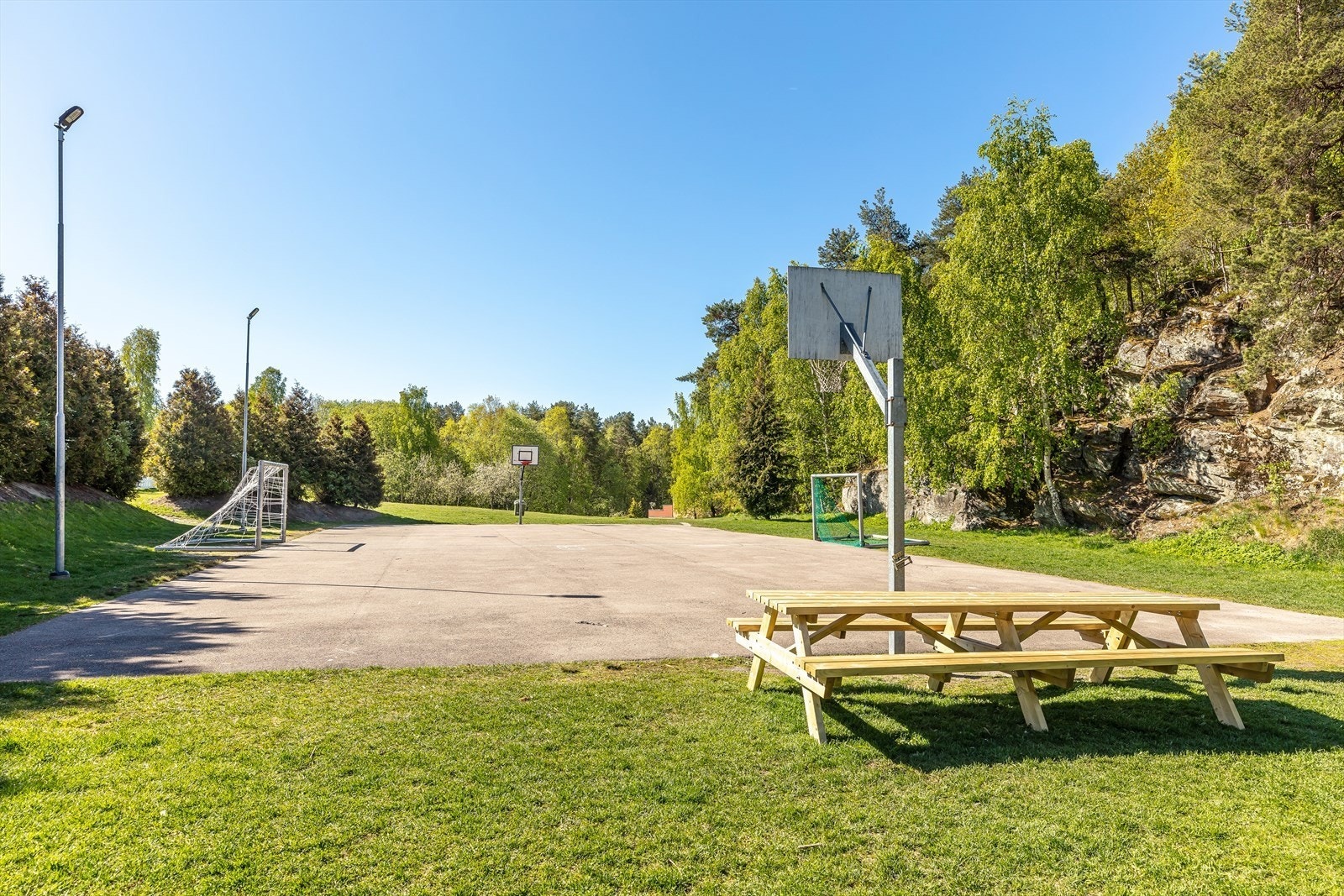 Hyggelig ballplass for store og små er kun et steinkast fra boligen. Galleribilde