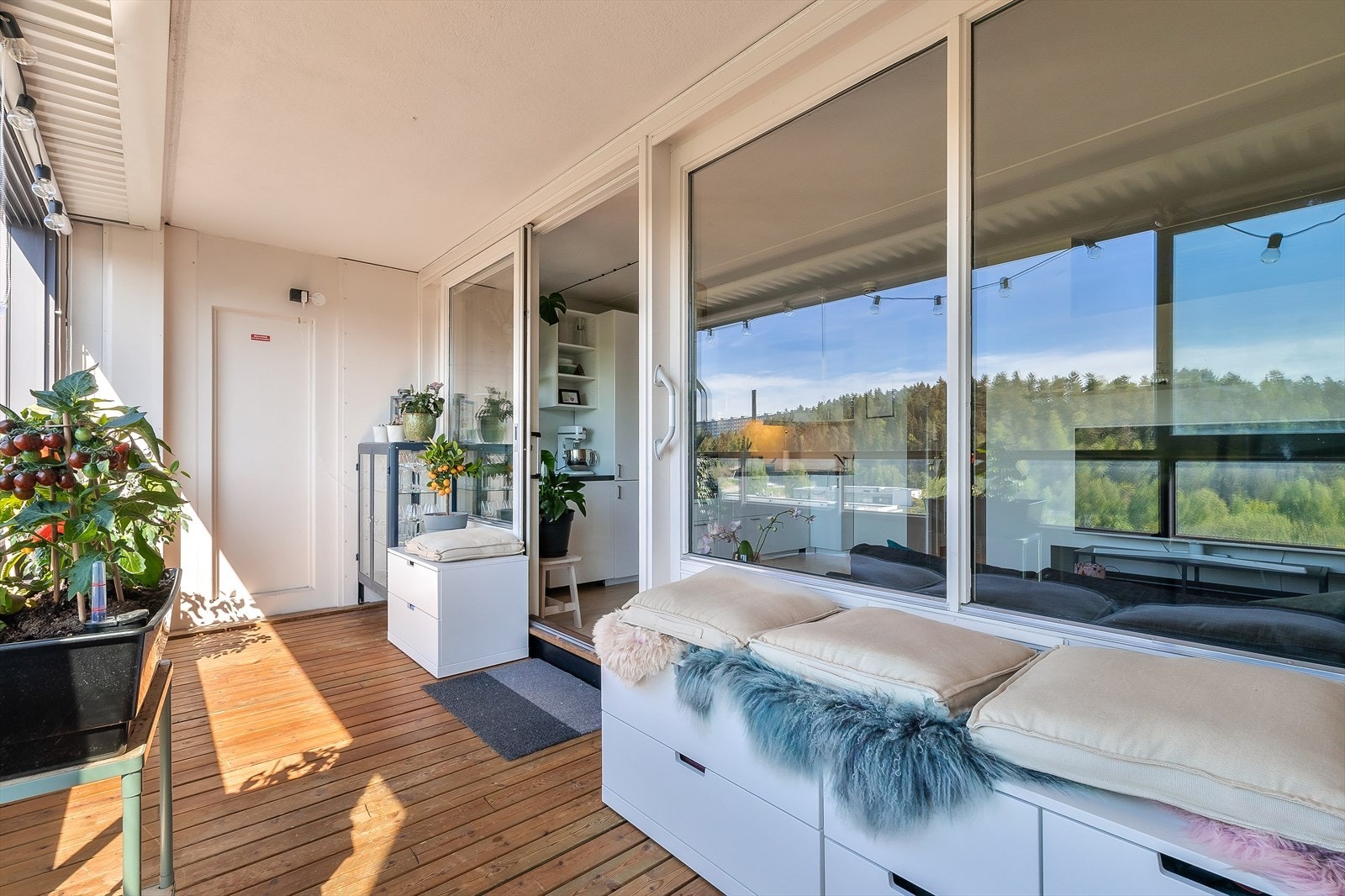 Fra stuen har du adkomst til en herlig vestvendt og innglasset balkong på hele 10kvm. Galleribilde