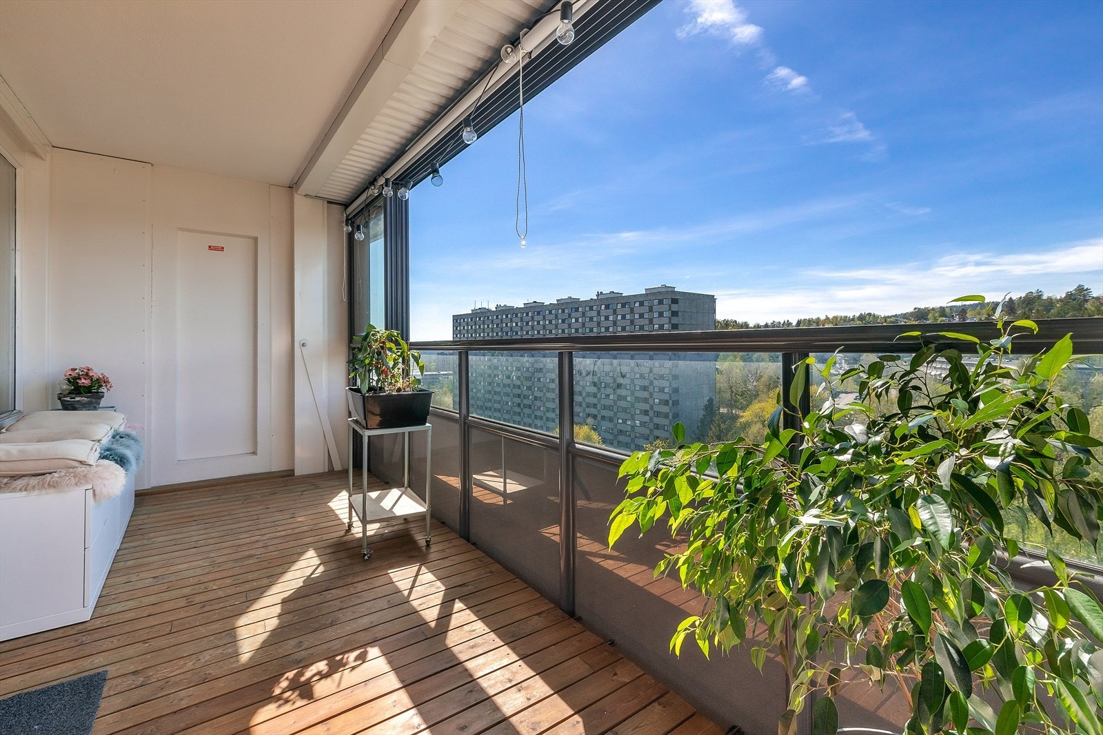 Denne flotte balkongen er skjermet, usjenert og uten innsyn. Her kan du nyte gode solforhold. Galleribilde