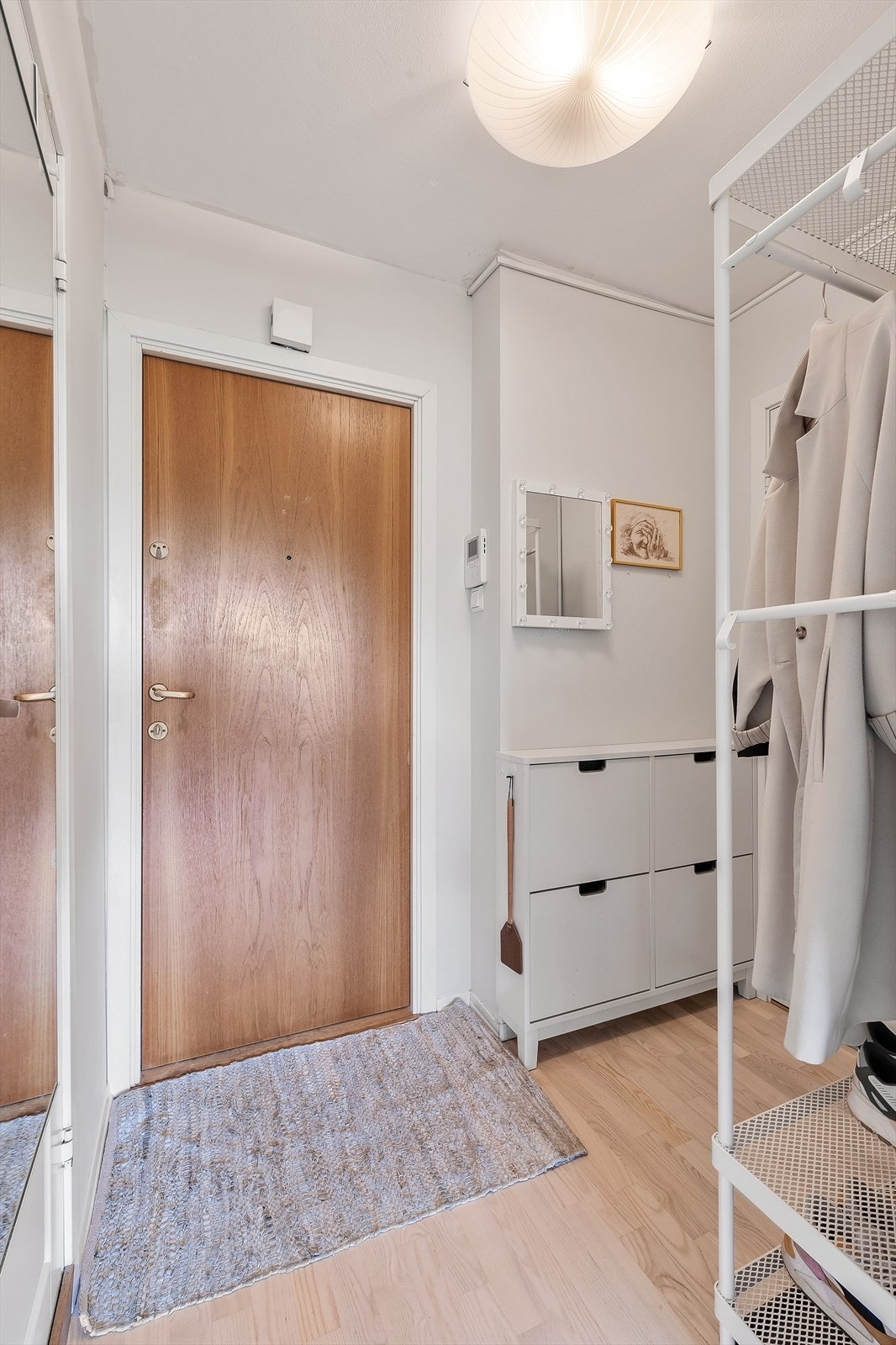 Innbydende entré som inviterer deg hjem. Galleribilde