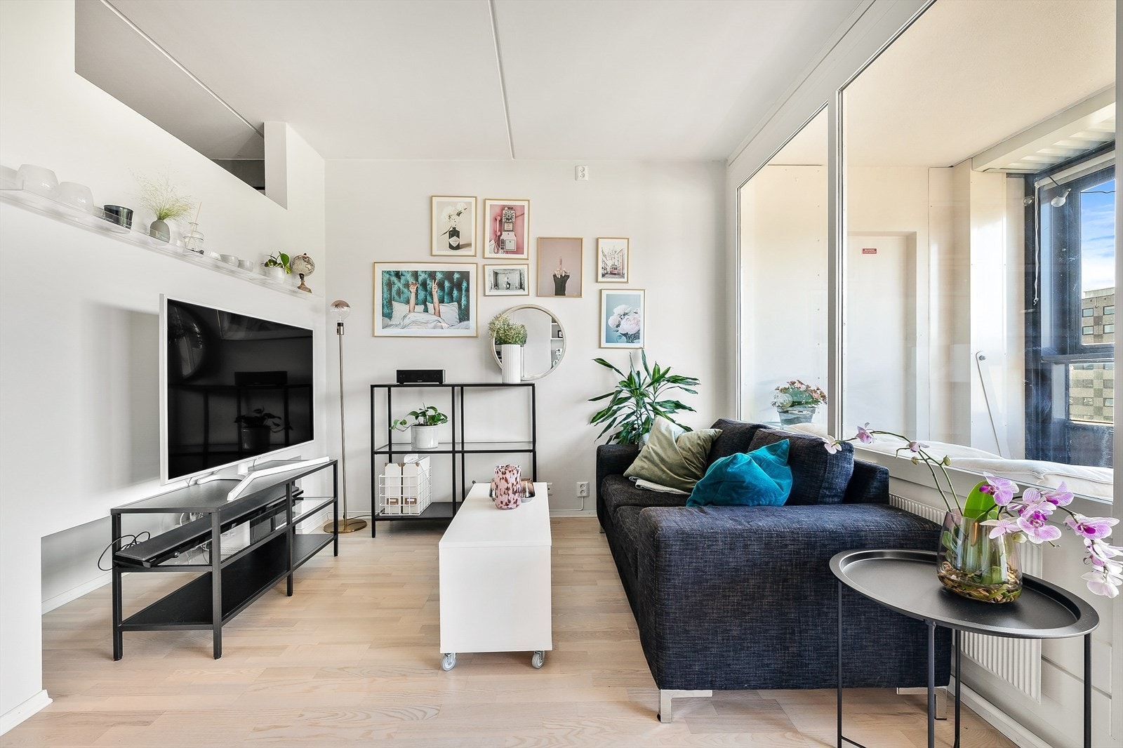 Leiligheten har en åpen stue/-kjøkkenløsning. Stuen er lys og trivelig med plass til sofa og andre møblementer. Galleribilde