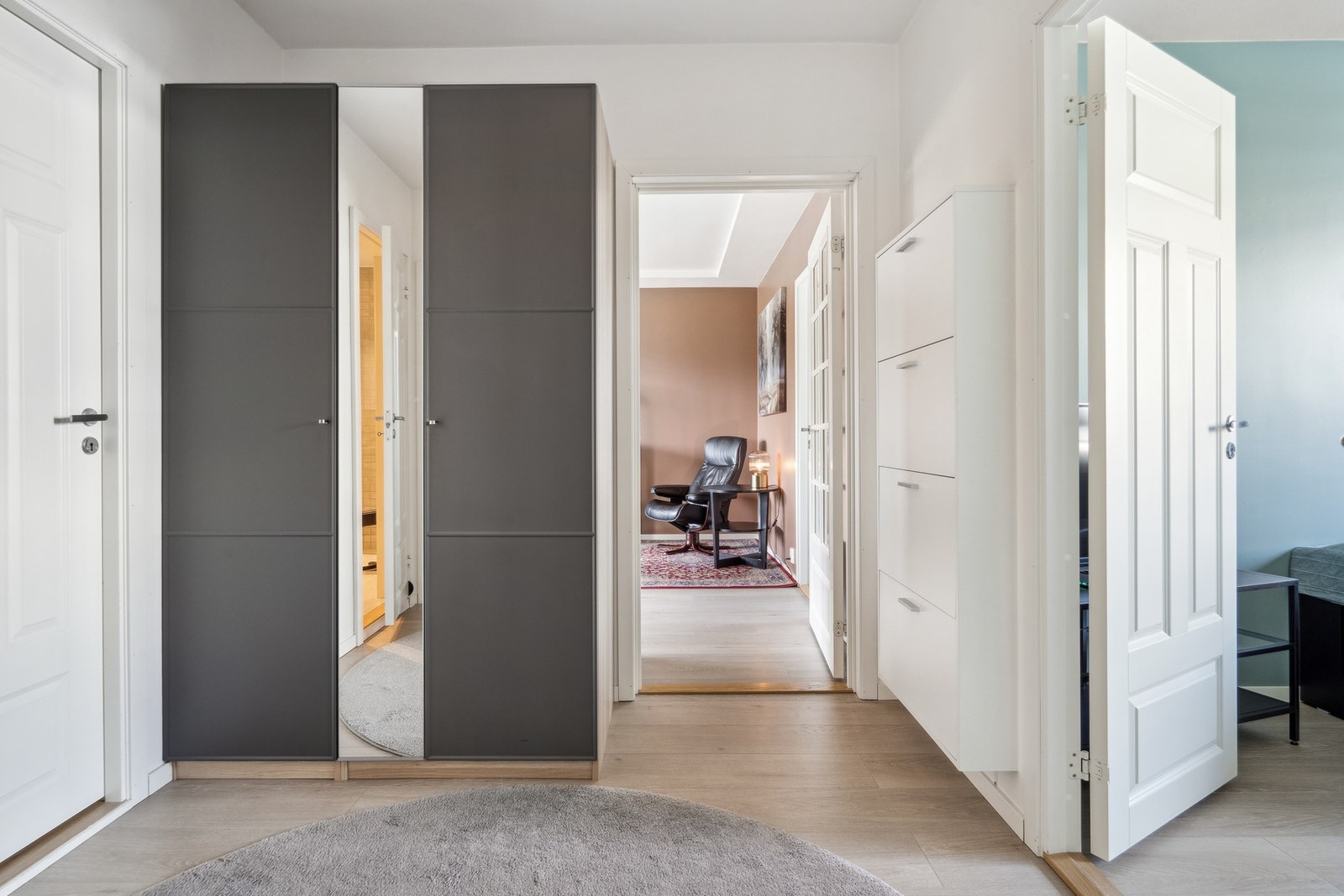 Innbydende entré/gang på 6 kvm. Enkel tilgang til våtrom. Galleribilde