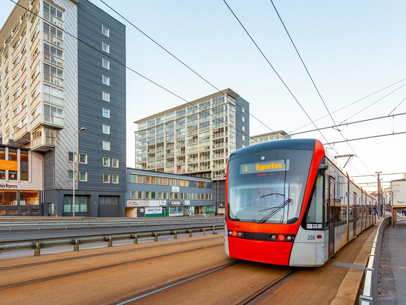 Bybanen ligger rett utenfor blokken og frakter deg raskt og enkelt til sentrum. Galleribilde