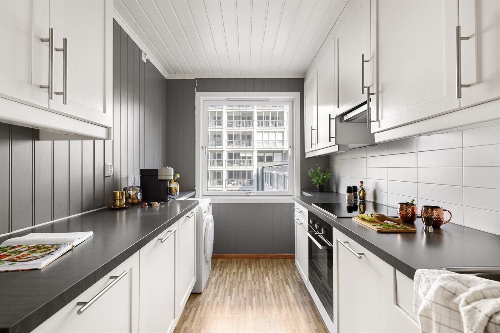 Kjøkkeninnredningen fra Ikea har en tidløs utførelse med hvite fronter og benkeplate av laminat. Galleribilde
