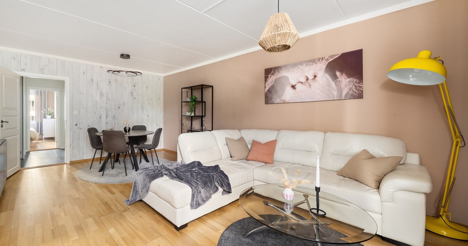 Stuen er romslig og innehar gode møbleringsmuligheter. Galleribilde