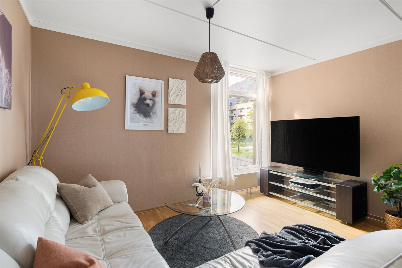 Leiligheten har oppvarming via sentralvarme med radiator plassert i stuen. Galleribilde