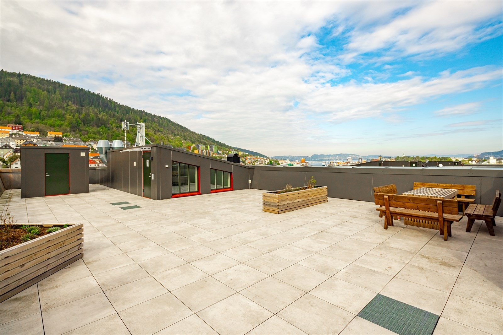 Borettslaget har en stor, felles takterrasse som beboerne fritt kan benytte seg av. Galleribilde