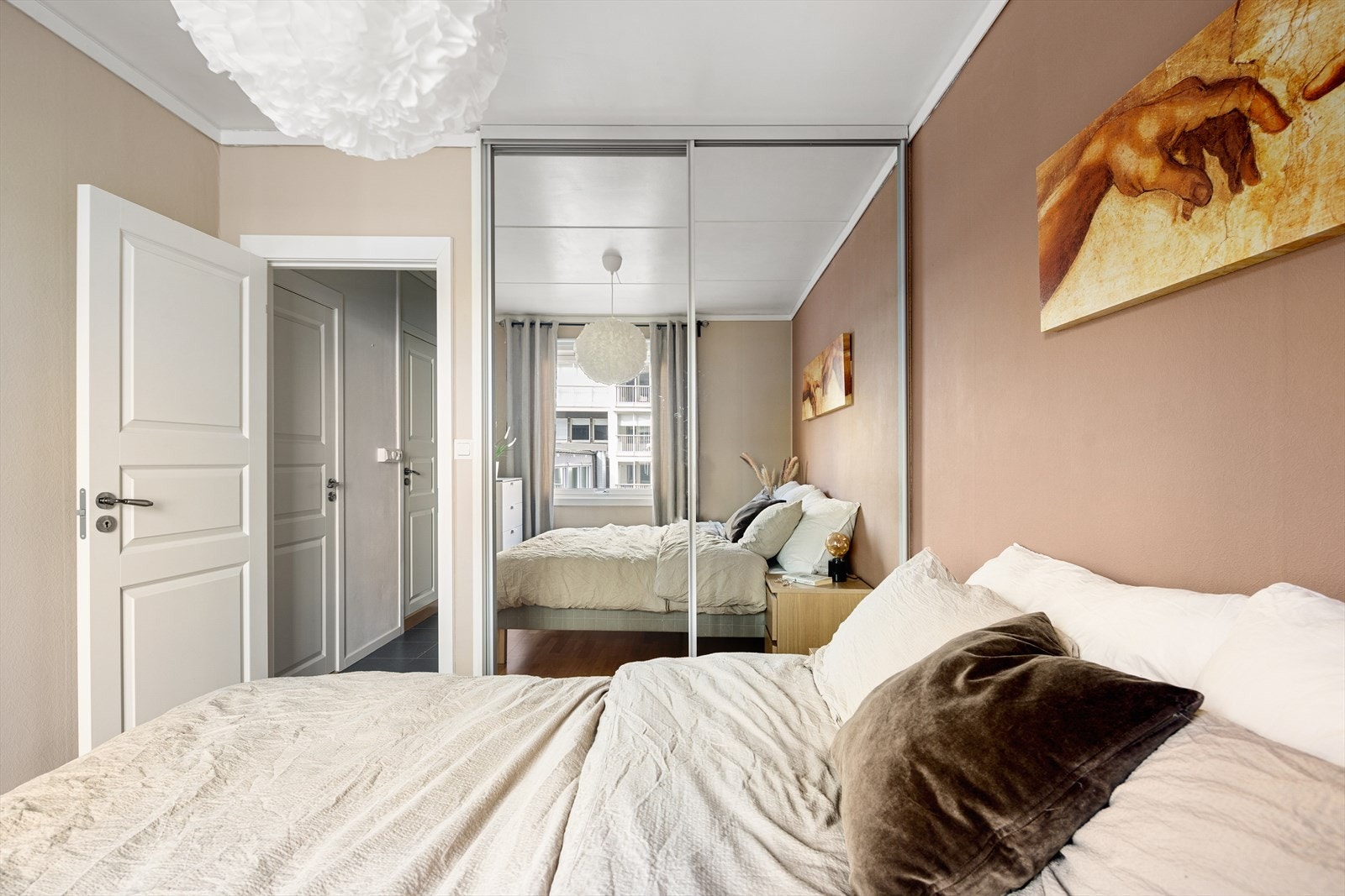 Rommet er utstyrt med en praktisk skyvedørsgarderobe med speilfronter. Galleribilde