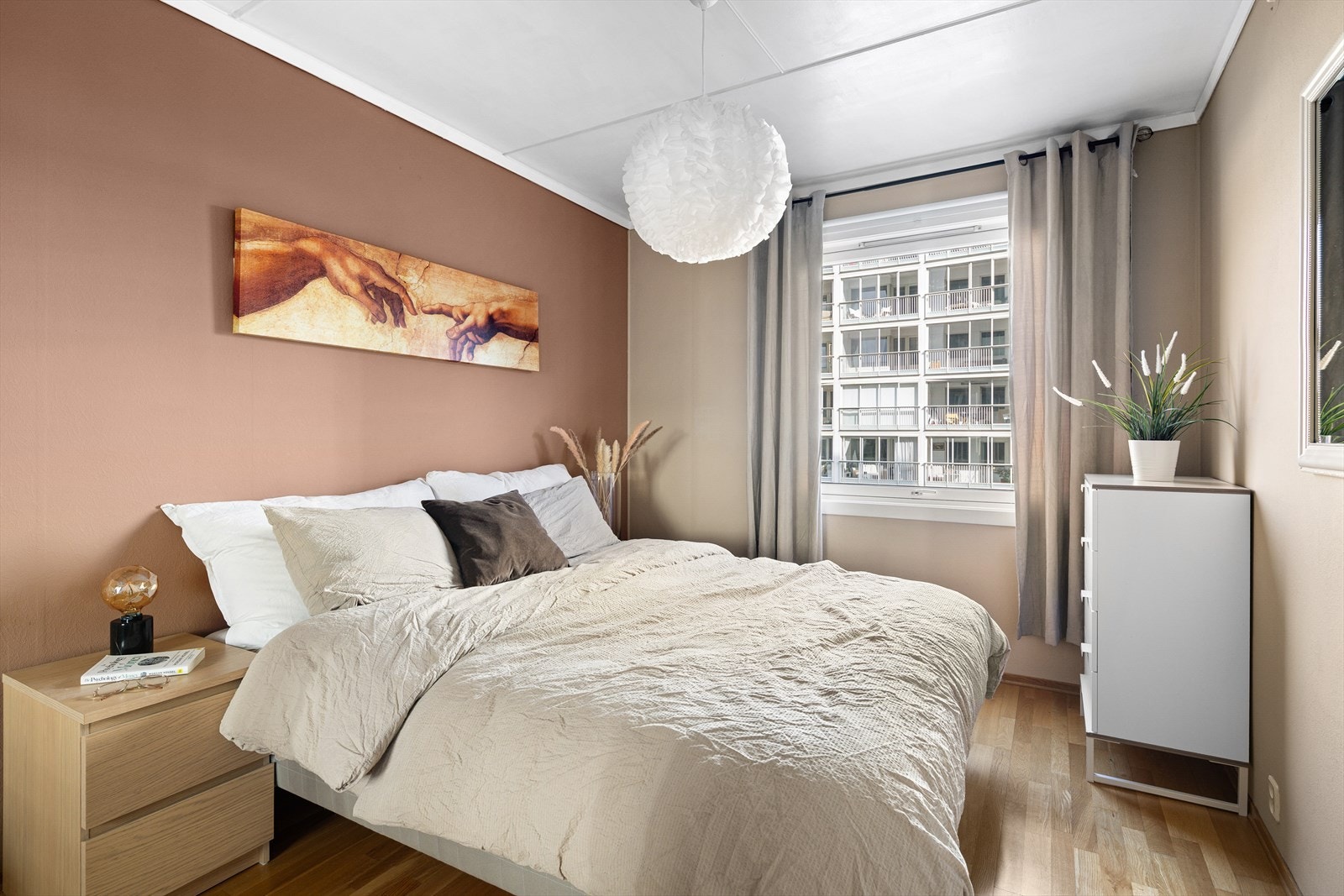 Soverommet er lyst, romslig og måler hele 10,5 m². Galleribilde