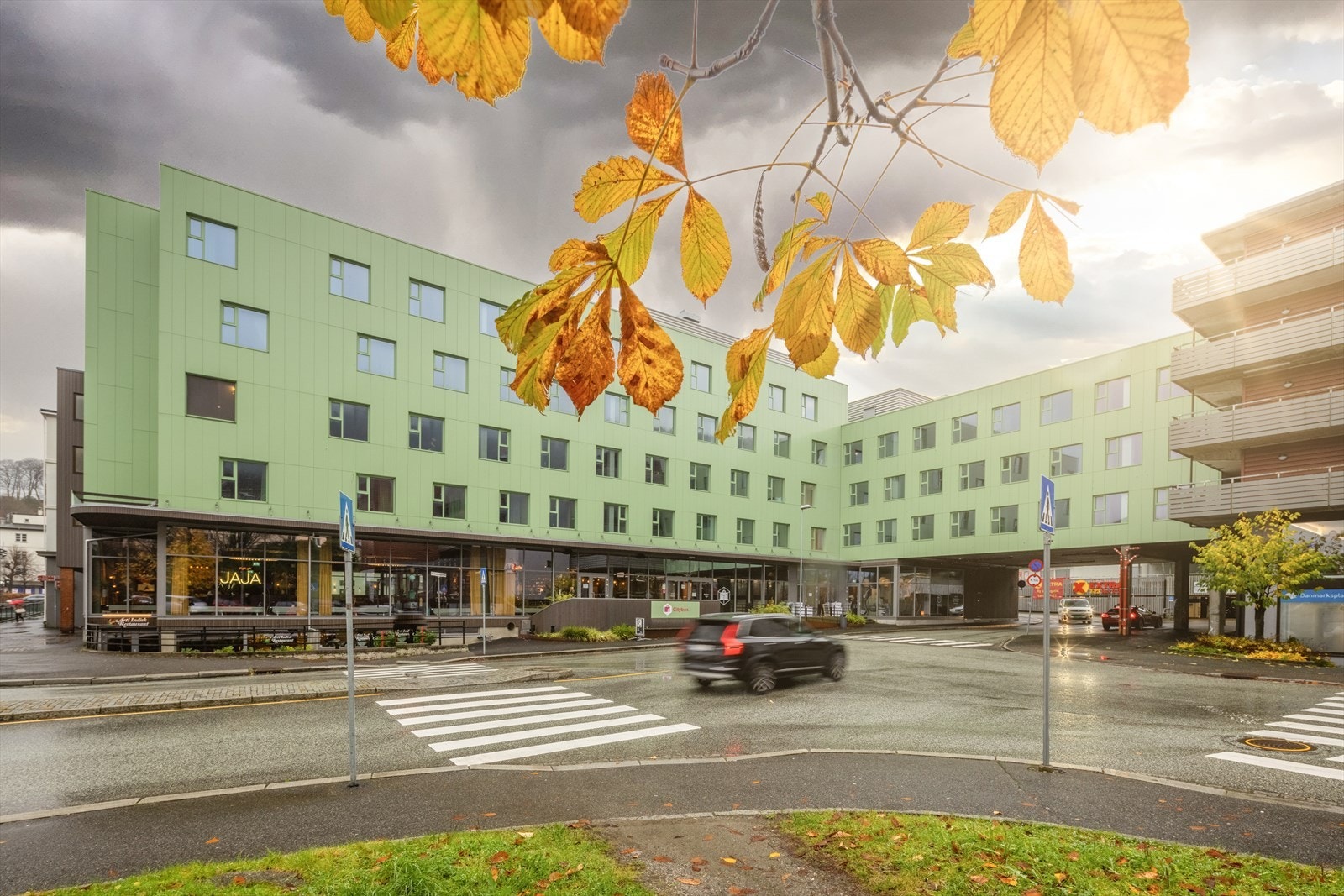 Området byr ellers på en rekke ulike spisesteder, treningssentre, butikker m.m. Galleribilde