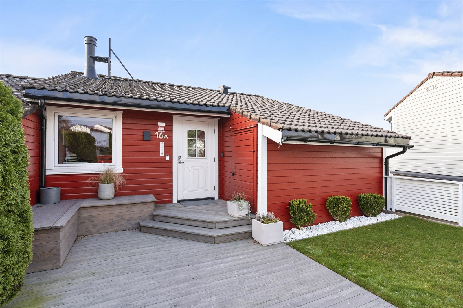 Hyggelig uteområdet med sol fra tidlig morgen Galleribilde