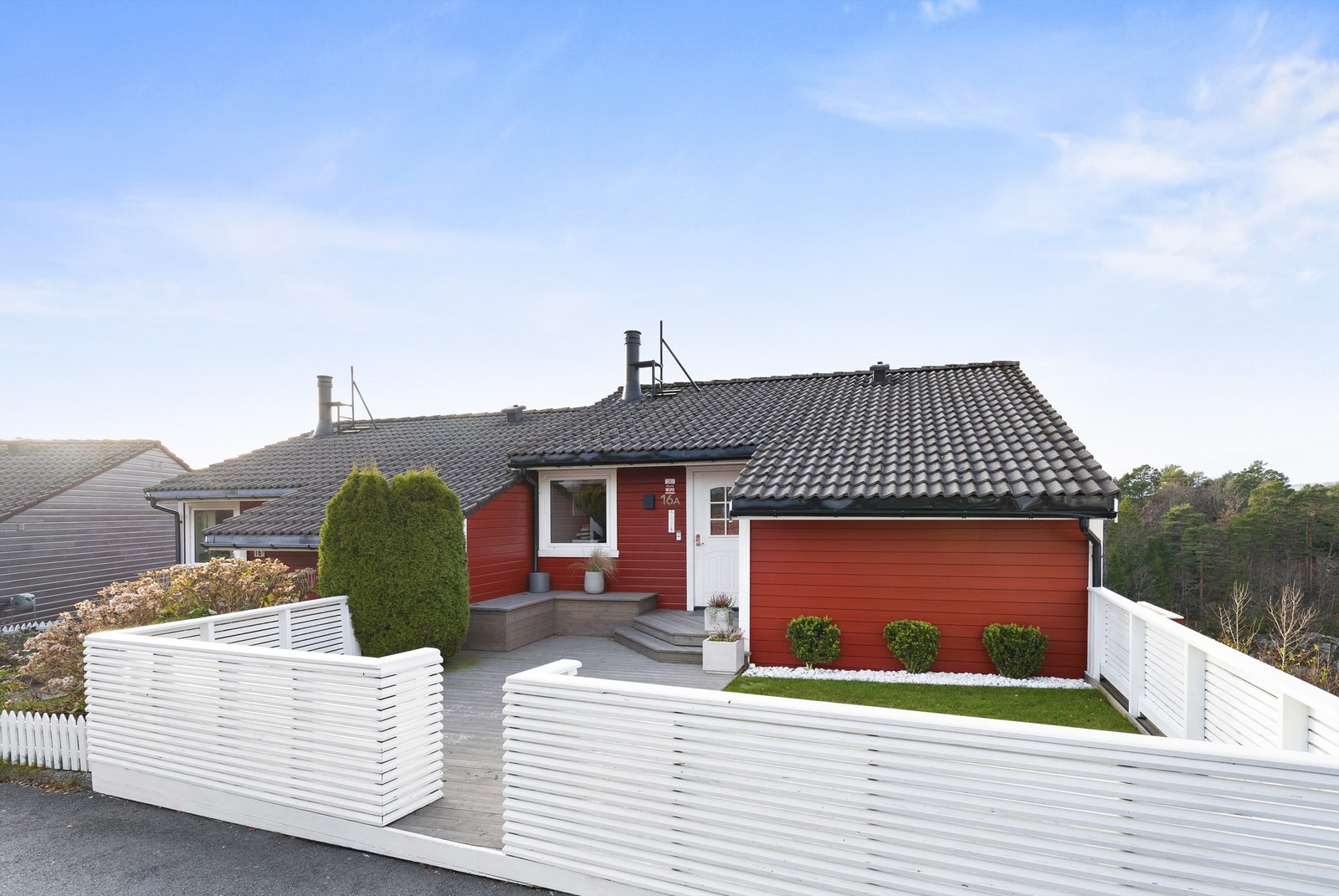 Fasade, inngang fra bakkeplan Galleribilde