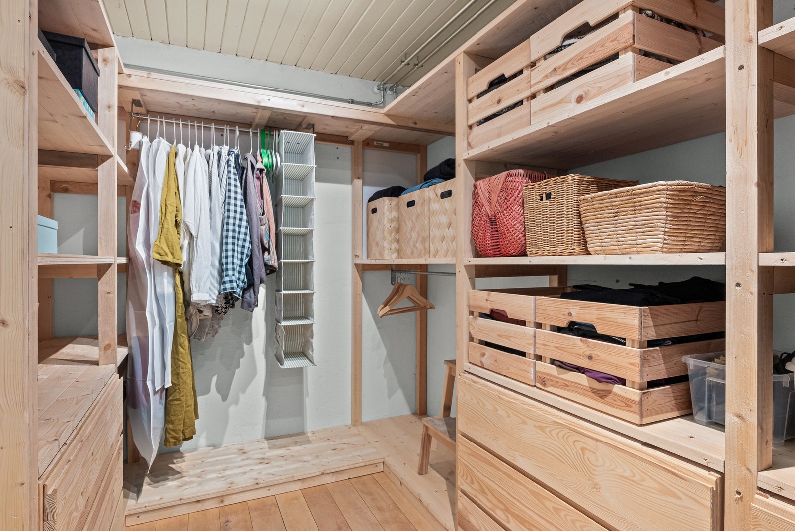 Walk-in-closet ifm vaskerommet i sokkel. Galleribilde