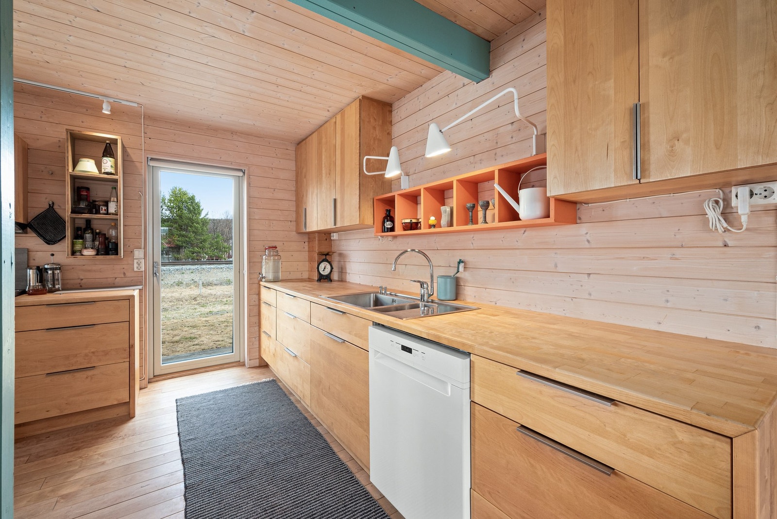 Heltre plassbygd bjørkekjøkken i 1.etg. hovedleilighet. Galleribilde