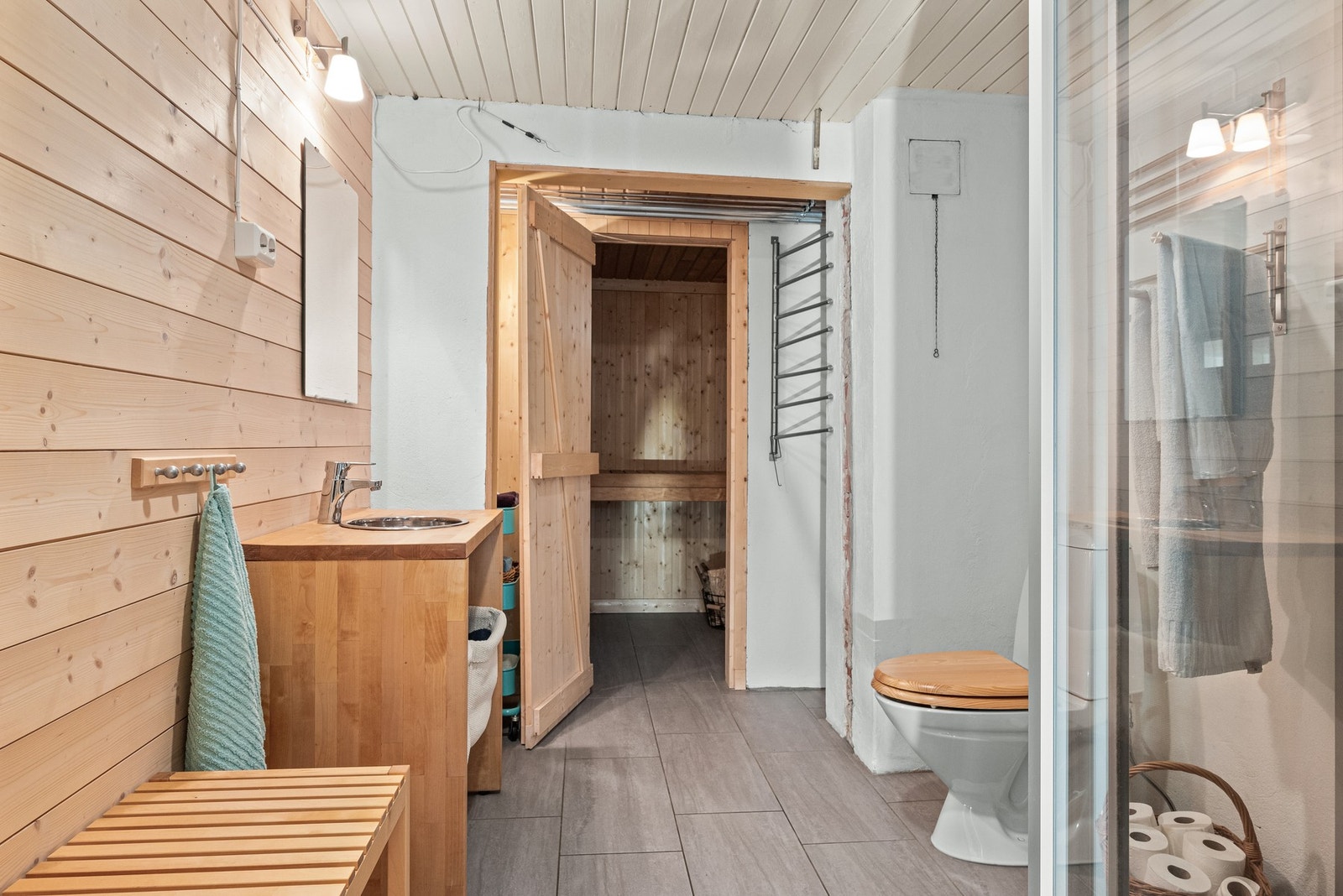 Vedfyrt badstue ifm hovedbad i sokkel. Galleribilde