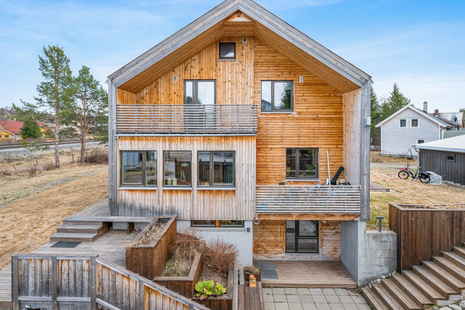 Fasade vest. Her finnes det flere terrasser og balkonger på forskjellige nivå og en nydelig urte- og bærhage. Galleribilde