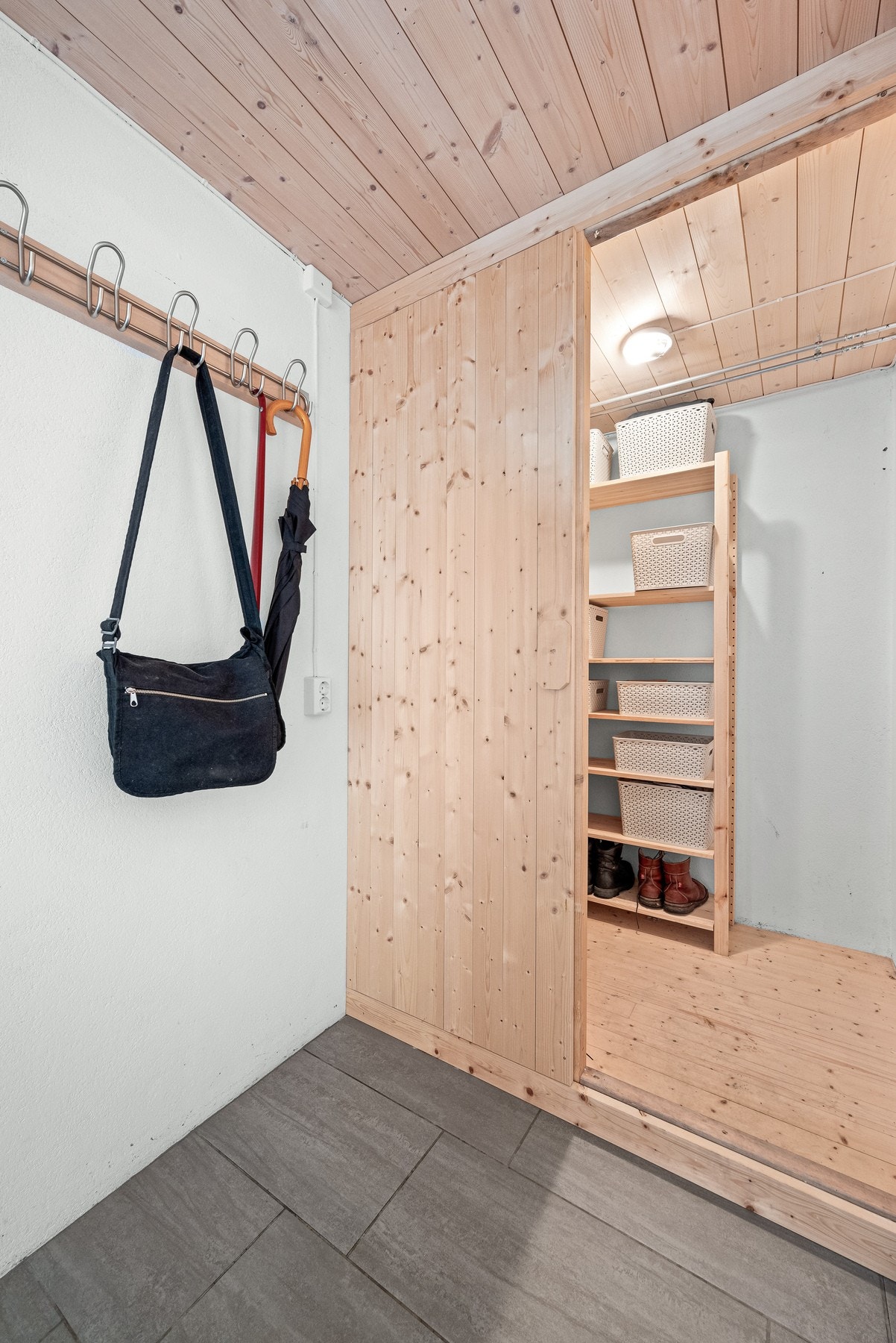 Sokkel, gang med sko- og utstyrsbod. Galleribilde