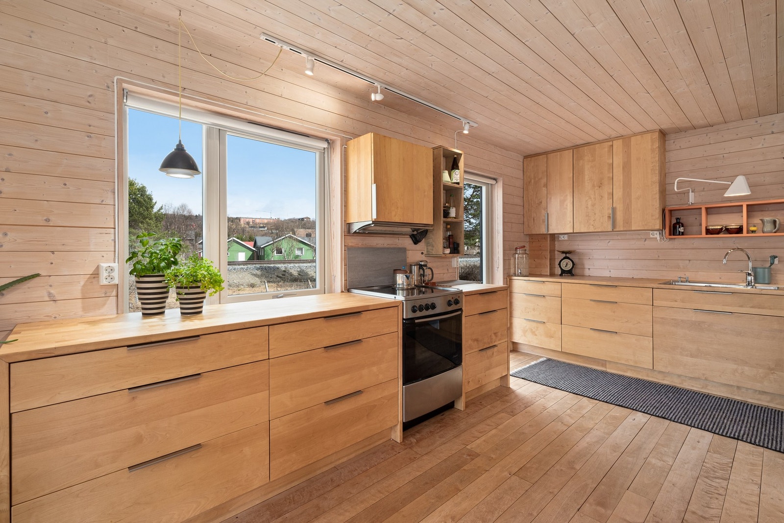 Rikelig med skap- og skuffeplass. Galleribilde