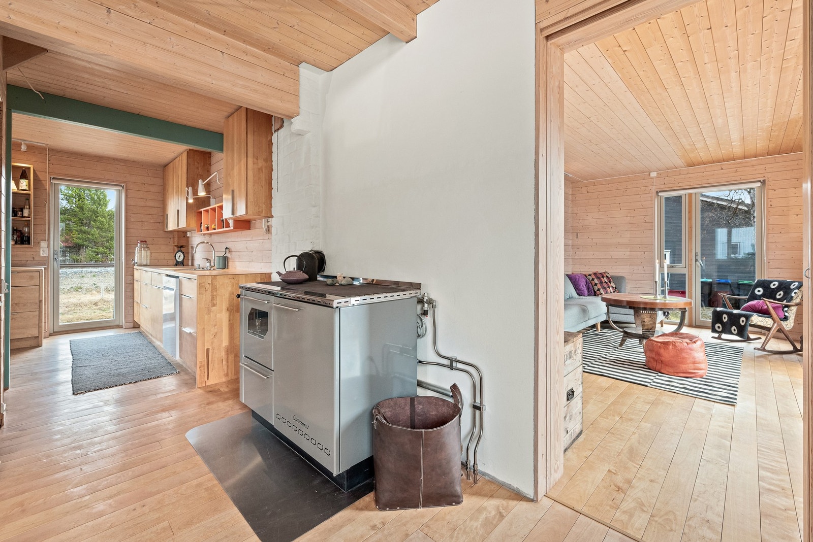 Vedkomfyren har vannkappe og 840L akkumulatortank som gir vannbåren varme til hele huset. Galleribilde