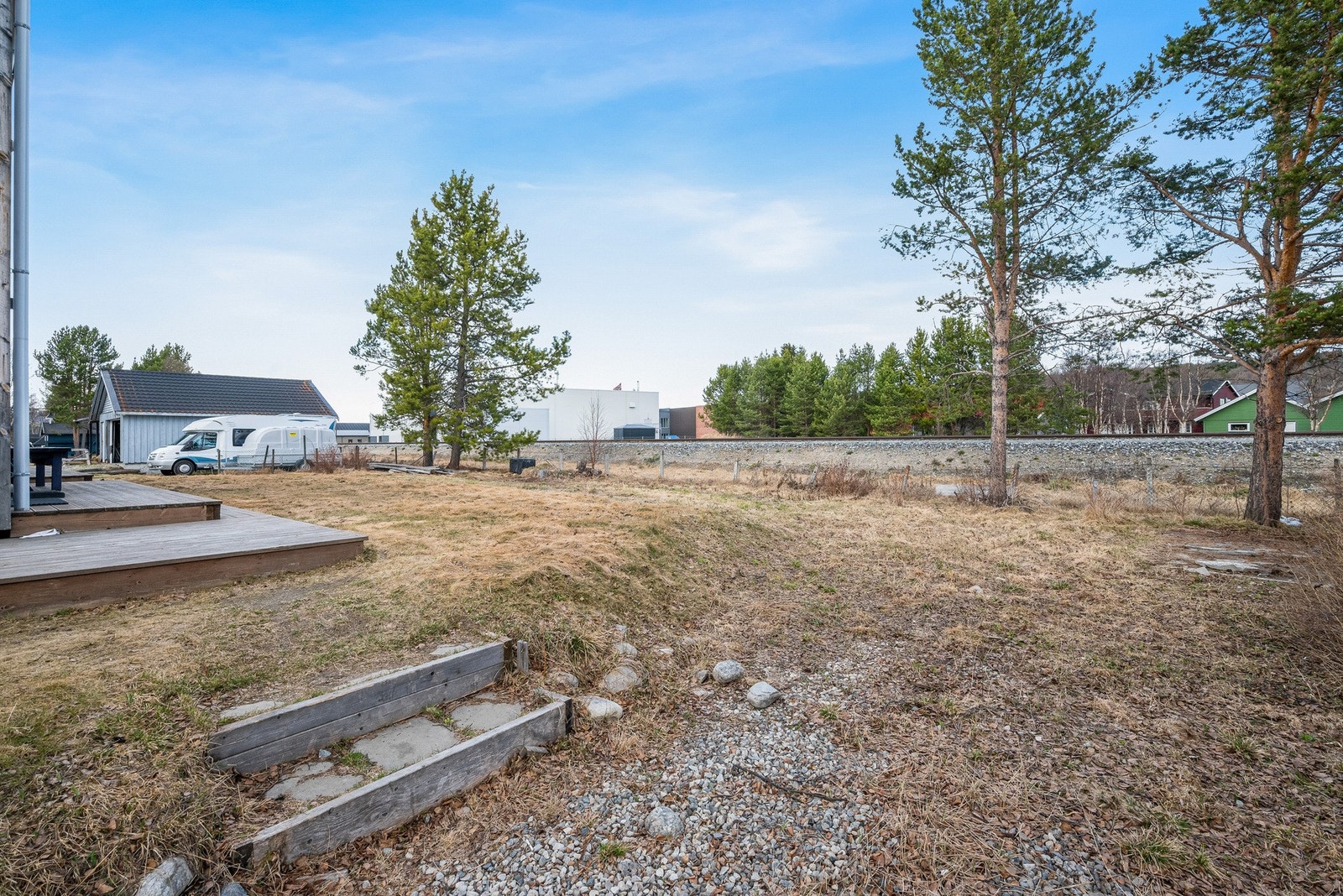 Tomten på nordsiden. Sol hele dagen på sommers tid. Galleribilde