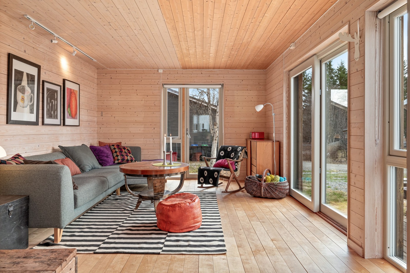 Innerstue, lys og trivelig stue med utgang til terrasse i øst og sør. Galleribilde