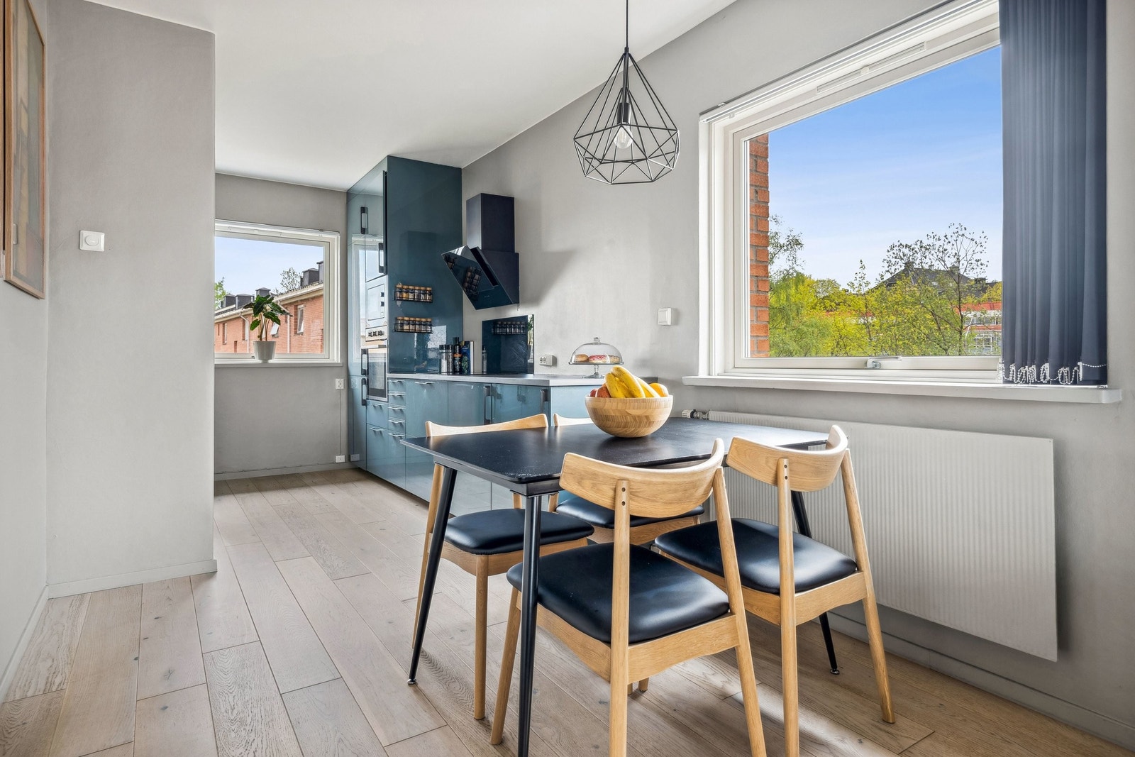 Flere vinduer på kjøkkenet som skaper ekstra hygge rundt matbordet. Her kan du kokkelere på kjøkkenet og være sosial samtidig. Galleribilde