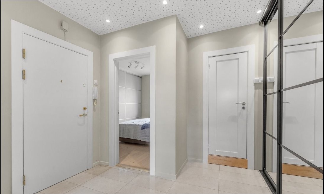 Med downlights i himling. Galleribilde