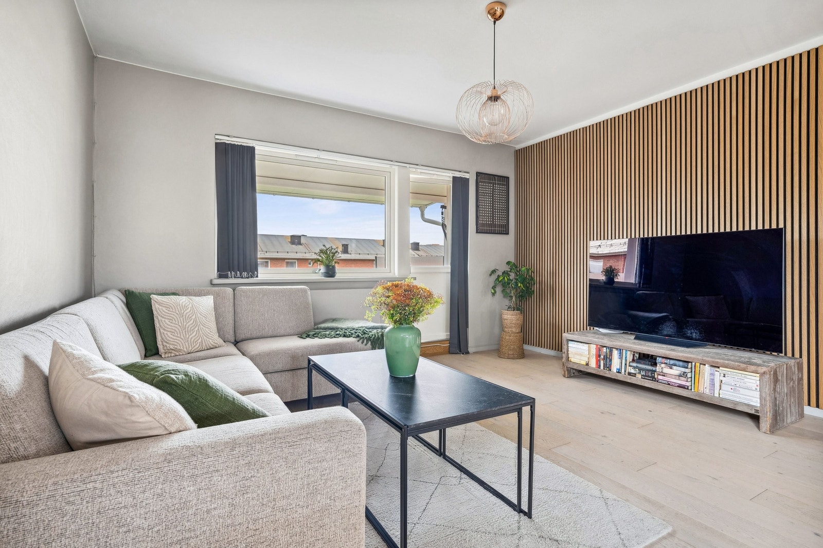 Vinduene slipper inn rikelig med naturlig lys og skaper en fin atmosfære. Galleribilde