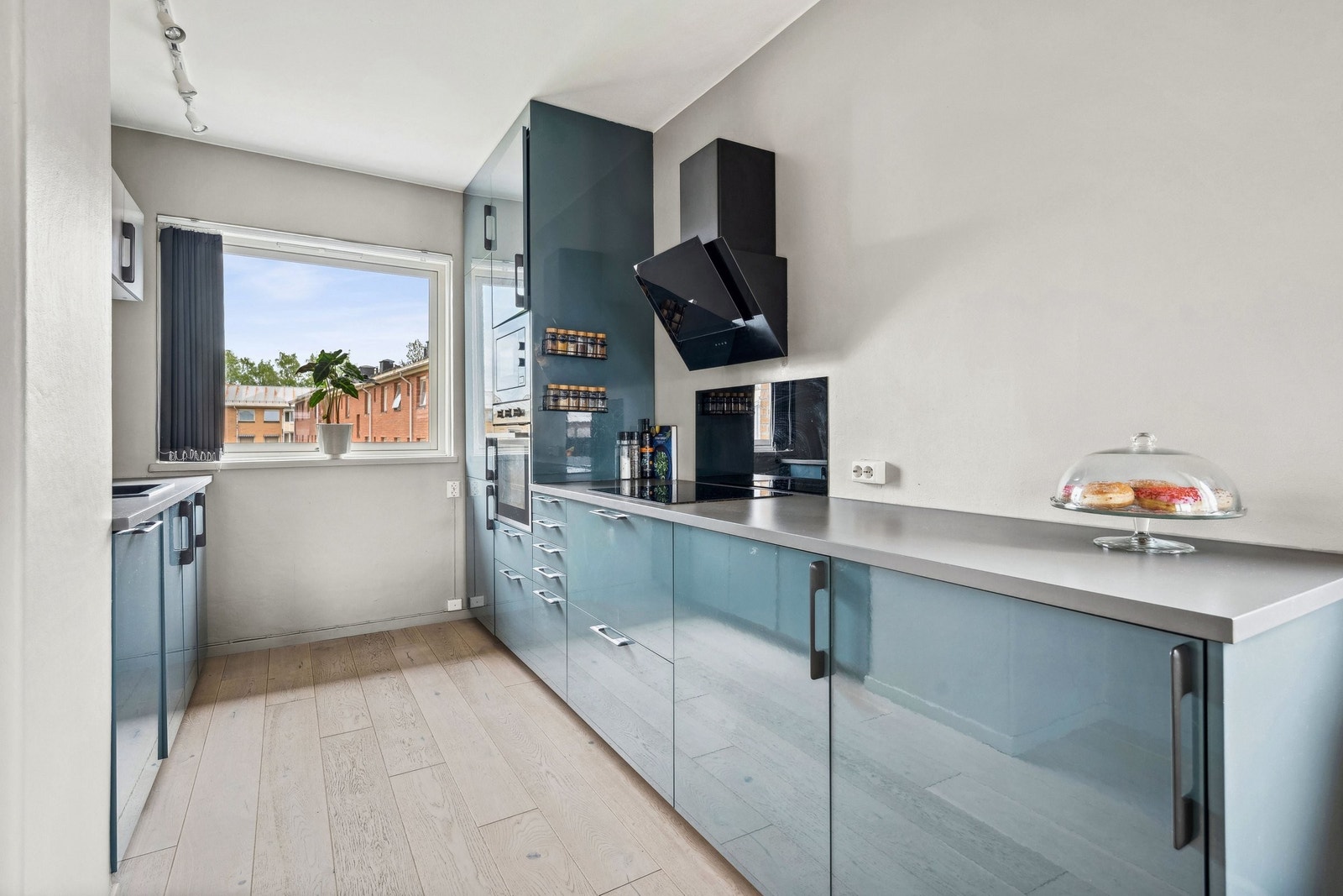 Kjøkkenet er utstyrt med integrerte hvitevarer. Det er også praktisk og arbeidsvennlig med mye benkplass. Galleribilde