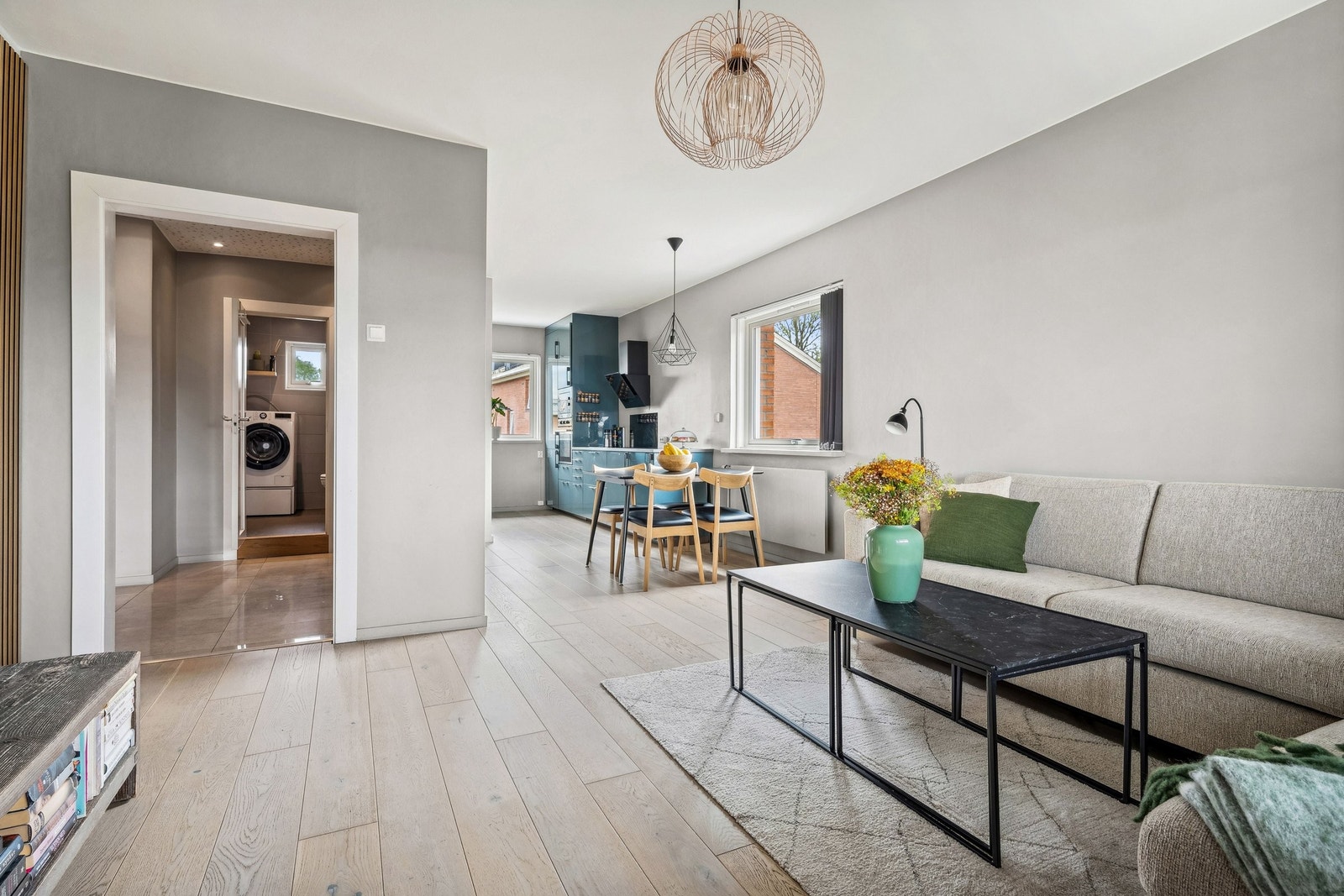 Stuen har en praktisk planløsning med kjøkken i delvis åpen løsning. Galleribilde